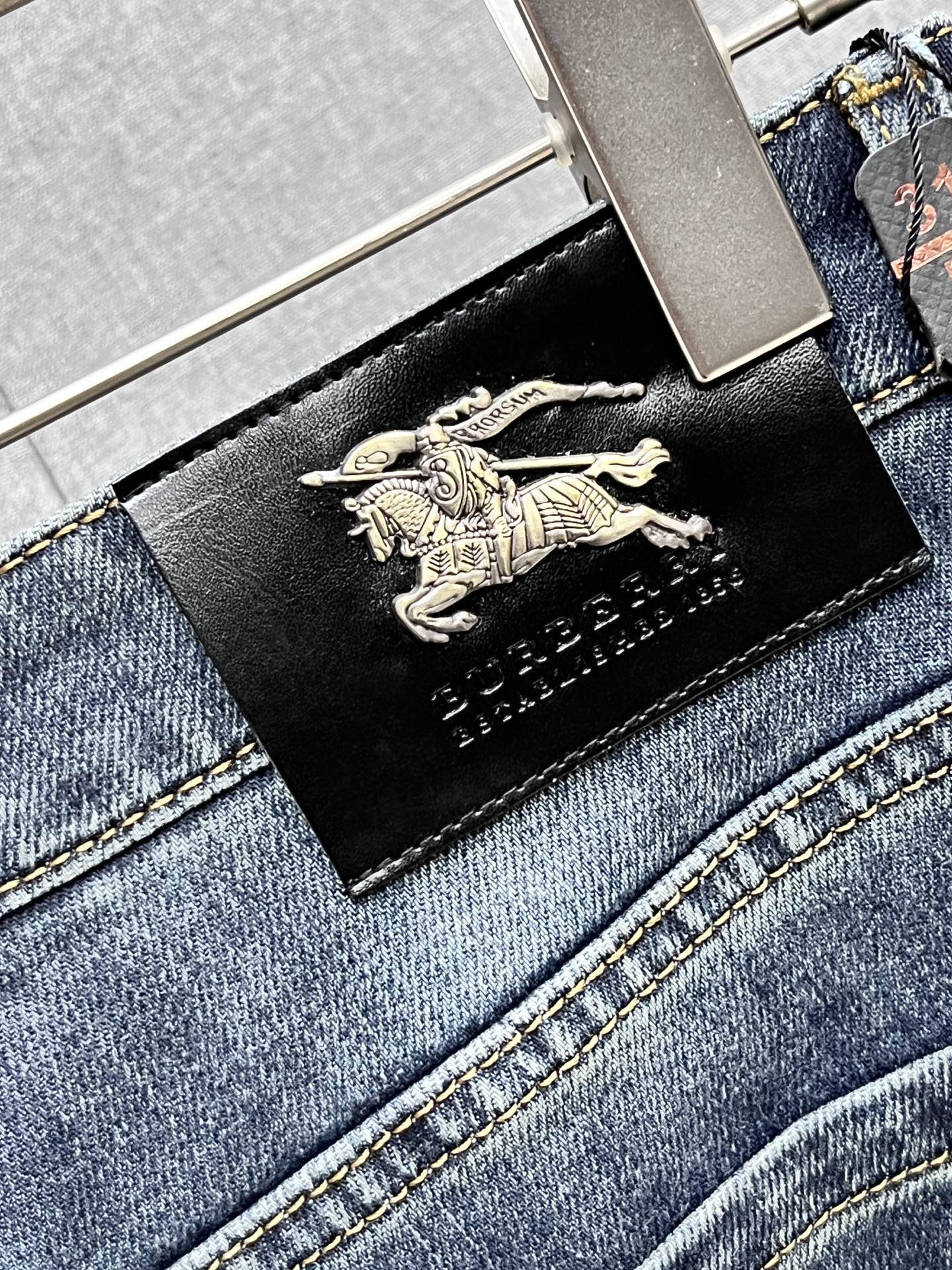 主推.秋冬新款.长期有货  P205.00【巴宝莉】高品质 2025官网高端新品🐂原单少数帅爆牛仔裤，百分百原单 👍百搭神器！今年最新流行的风格设计款式，采用进口棉花制作成的单宁布，上身舒适，剪裁设计挺拔有型！低调不失奢华 超有feel🌸上身精致跃然，简单就是美。完爆一切，型男必备单品！原版logo🔥个性 时尚    魅力👍码数：29-38           