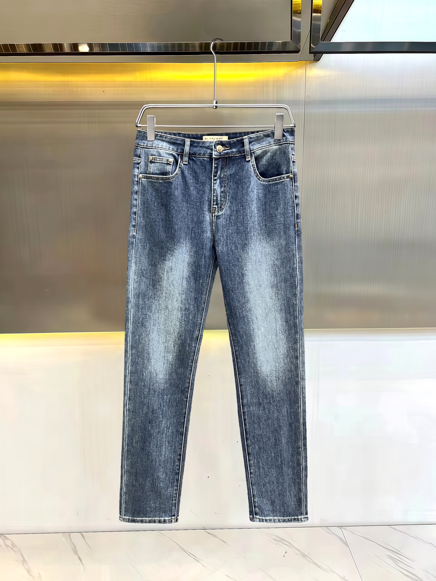 主推.秋冬新款.长期有货  P205.00【巴宝莉】高品质 2025官网高端新品🐂原单少数帅爆牛仔裤，百分百原单 👍百搭神器！今年最新流行的风格设计款式，采用进口棉花制作成的单宁布，上身舒适，剪裁设计挺拔有型！低调不失奢华 超有feel🌸上身精致跃然，简单就是美。完爆一切，型男必备单品！原版logo🔥个性 时尚    魅力👍码数：29-38           