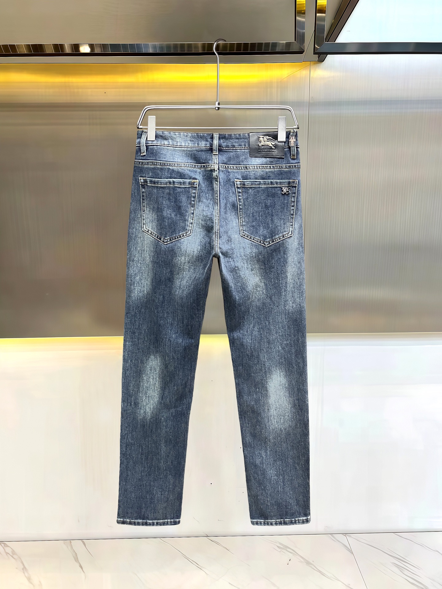 主推.秋冬新款.长期有货  P205.00【巴宝莉】高品质 2025官网高端新品🐂原单少数帅爆牛仔裤，百分百原单 👍百搭神器！今年最新流行的风格设计款式，采用进口棉花制作成的单宁布，上身舒适，剪裁设计挺拔有型！低调不失奢华 超有feel🌸上身精致跃然，简单就是美。完爆一切，型男必备单品！原版logo🔥个性 时尚    魅力👍码数：29-38           