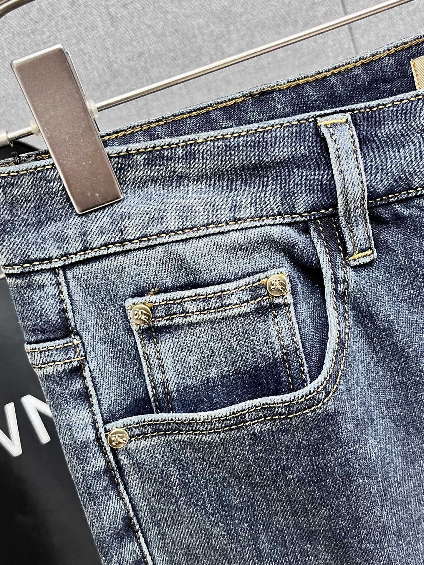 主推.秋冬新款.长期有货  P205.00【巴宝莉】高品质 2025官网高端新品🐂原单少数帅爆牛仔裤，百分百原单 👍百搭神器！今年最新流行的风格设计款式，采用进口棉花制作成的单宁布，上身舒适，剪裁设计挺拔有型！低调不失奢华 超有feel🌸上身精致跃然，简单就是美。完爆一切，型男必备单品！原版logo🔥个性 时尚    魅力👍码数：29-38           