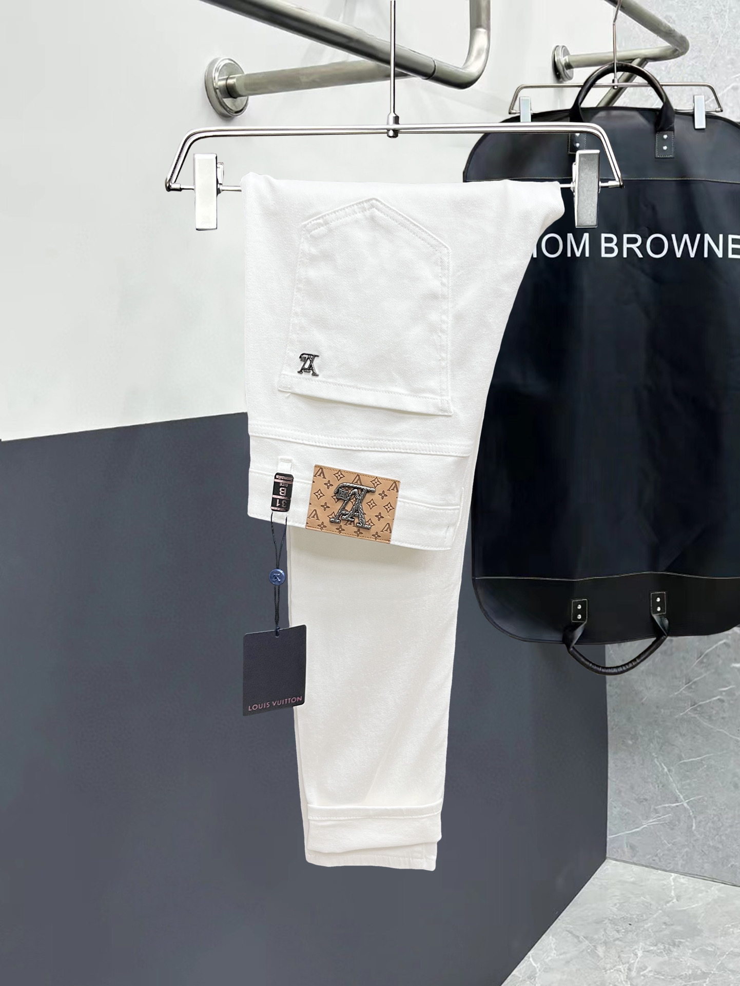 NO:711822,Mainly recommended. Autumn and winter new styles. Long-term availability [LV] High quality 2025 official website high-end new products original order few handsome jeans, 100% original order versatile artifact!  This year's latest popular style design uses denim fabric made of imported cotton, which is comfortable on the upper body and has a tall and stylish tailoring design!  Low-key yet luxurious, with a super-feeling upper body that is exquisite and lively, simplicity is beauty. It is perfect for everything, a must-have item for handsome men!  Original logo personality, fashion, charm, code number 29-38, Louis Vuitton, Jeans,19860909主推.秋冬新款.长期有货【LV】高品质 2025官网高端新品原单少数帅爆牛仔裤,百分百原单 百搭神器！今年最新流行的风格设计款式,采用进口棉花制作成的单宁布,上身舒适,剪裁设计挺拔有型！低调不失奢华 超有feel上身精致跃然,简单就是美.完爆一切,型男必备单品！原版logo个性 时尚 魅力码数29-38,,louis vuitton,jeans,,Men's clothing