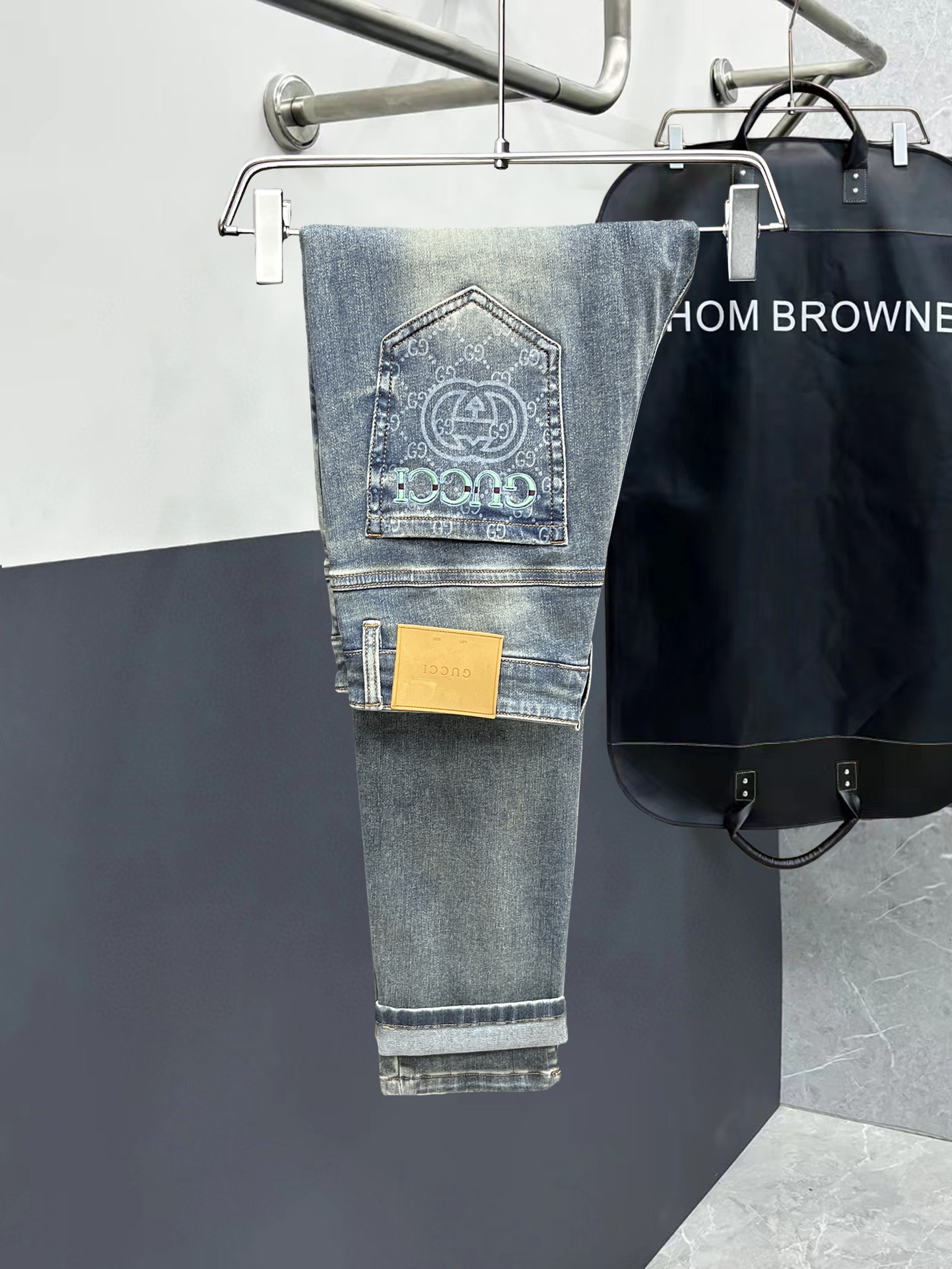 NO:711831,Mainly recommended. Autumn and winter new styles. Long-term availability [Gucci] High-quality 2025 official website high-end new products original order few handsome jeans, 100% original order versatile artifact!  This year's latest popular style design uses denim fabric made of imported cotton, which is comfortable on the upper body and has a tall and stylish tailoring design!  Low-key yet luxurious, with a super-feeling upper body that is exquisite and lively, simplicity is beauty. It is perfect for everything, a must-have item for handsome men!  Original logo, personality, fashion, charm, size 29-38,,gucci,jeans,19860909主推.秋冬新款.长期有货【古驰】高品质 2025官网高端新品原单少数帅爆牛仔裤,百分百原单 百搭神器！今年最新流行的风格设计款式,采用进口棉花制作成的单宁布,上身舒适,剪裁设计挺拔有型！低调不失奢华 超有feel上身精致跃然,简单就是美.完爆一切,型男必备单品！原版logo个性 时尚 魅力码数29-38,,gucci,jeans,,Men's clothing