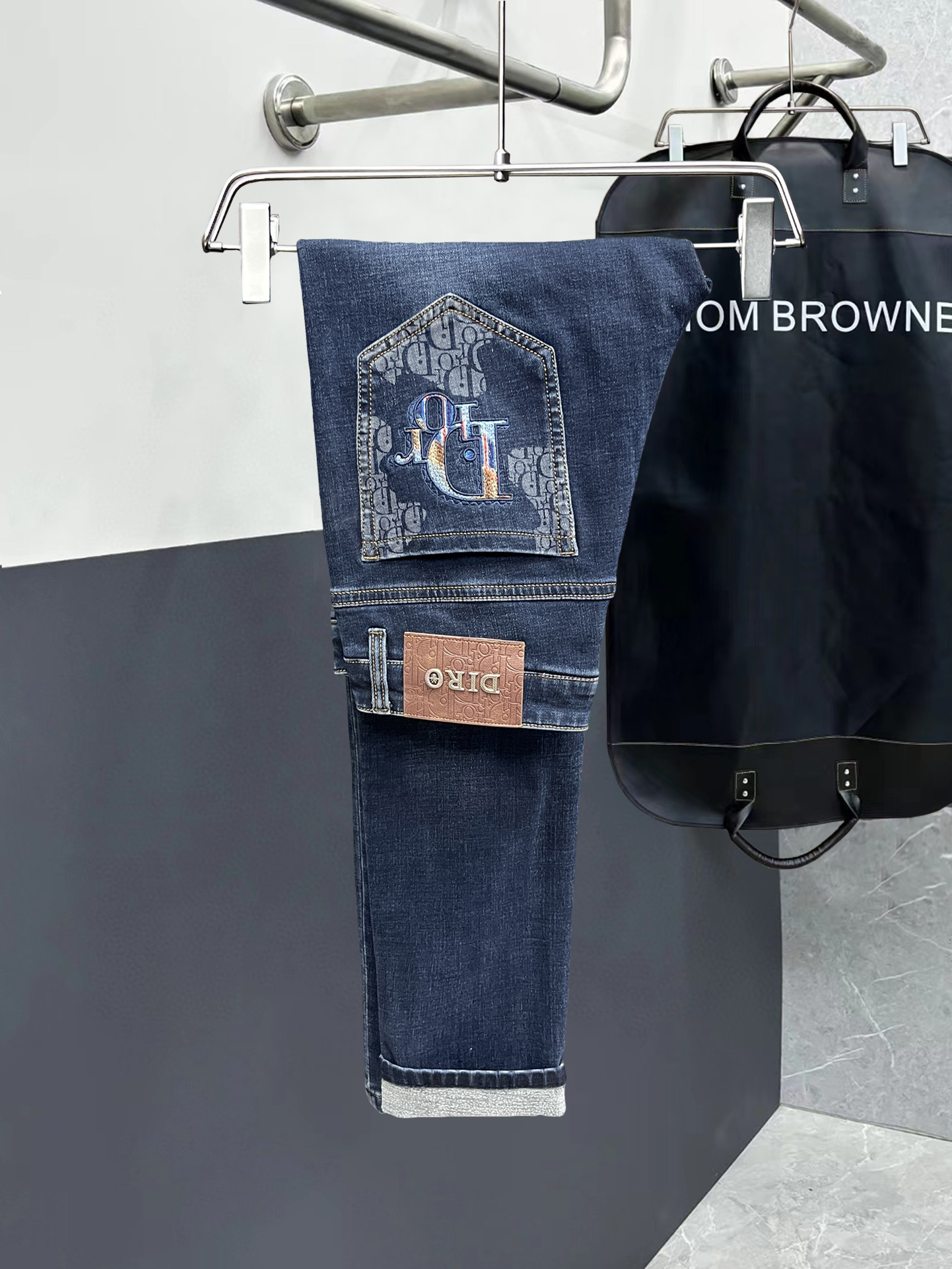 NO:711835,Mainly recommended. Autumn and winter new styles. Long-term availability [Dior] High-quality 2025 official website high-end new products original order few handsome jeans, 100% original order versatile artifact!  This year's latest popular style design uses denim fabric made of imported cotton, which is comfortable on the upper body and has a tall and stylish tailoring design!  Low-key yet luxurious, with a super-feeling upper body that is exquisite and lively, simplicity is beauty. It is perfect for everything, a must-have item for handsome men!  Original logo personality, fashion, charm, size 29-38, dior, jeans,19860909主推.秋冬新款.长期有货【迪奥】高品质 2025官网高端新品原单少数帅爆牛仔裤,百分百原单 百搭神器！今年最新流行的风格设计款式,采用进口棉花制作成的单宁布,上身舒适,剪裁设计挺拔有型！低调不失奢华 超有feel上身精致跃然,简单就是美.完爆一切,型男必备单品！原版logo个性 时尚 魅力码数29-38,,dior,jeans,,Men's clothing