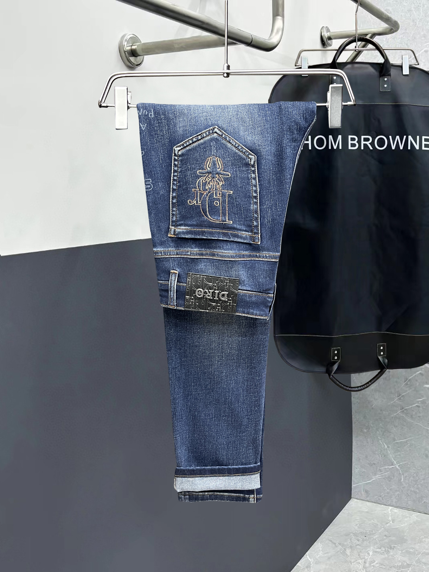 NO:711824,Mainly recommended. Autumn and winter new styles. Long-term availability [Dior] High-quality 2025 official website high-end new products original order few handsome jeans, 100% original order versatile artifact!  This year's latest popular style design uses denim fabric made of imported cotton, which is comfortable on the upper body and has a tall and stylish tailoring design!  Low-key yet luxurious, with a super-feeling upper body that is exquisite and lively, simplicity is beauty. It is perfect for everything, a must-have item for handsome men!  Original logo personality, fashion, charm, size 29-38, dior, jeans,19860909主推.秋冬新款.长期有货【迪奥】高品质 2025官网高端新品原单少数帅爆牛仔裤,百分百原单 百搭神器！今年最新流行的风格设计款式,采用进口棉花制作成的单宁布,上身舒适,剪裁设计挺拔有型！低调不失奢华 超有feel上身精致跃然,简单就是美.完爆一切,型男必备单品！原版logo个性 时尚 魅力码数29-38,,dior,jeans,,Men's clothing