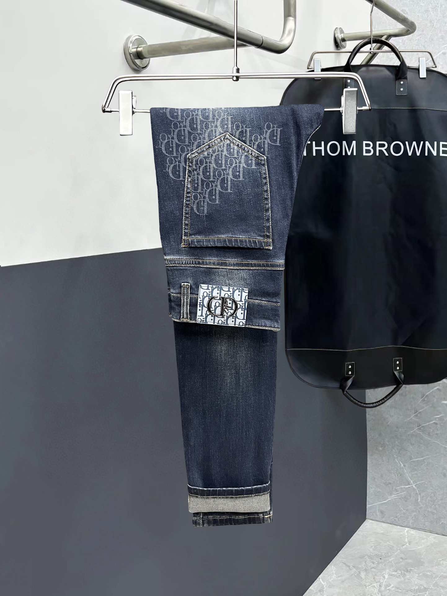 NO:711820,Mainly recommended. Autumn and winter new styles. Long-term availability [Dior] High-quality 2025 official website high-end new products original order few handsome jeans, 100% original order versatile artifact!  This year's latest popular style design uses denim fabric made of imported cotton, which is comfortable on the upper body and has a tall and stylish tailoring design!  Low-key yet luxurious, with a super-feeling upper body that is exquisite and lively, simplicity is beauty. It is perfect for everything, a must-have item for handsome men!  Original logo personality, fashion, charm, size 29-38, dior, jeans,19860909主推.秋冬新款.长期有货【迪奥】高品质 2025官网高端新品原单少数帅爆牛仔裤,百分百原单 百搭神器！今年最新流行的风格设计款式,采用进口棉花制作成的单宁布,上身舒适,剪裁设计挺拔有型！低调不失奢华 超有feel上身精致跃然,简单就是美.完爆一切,型男必备单品！原版logo个性 时尚 魅力码数29-38,,dior,jeans,,Men's clothing