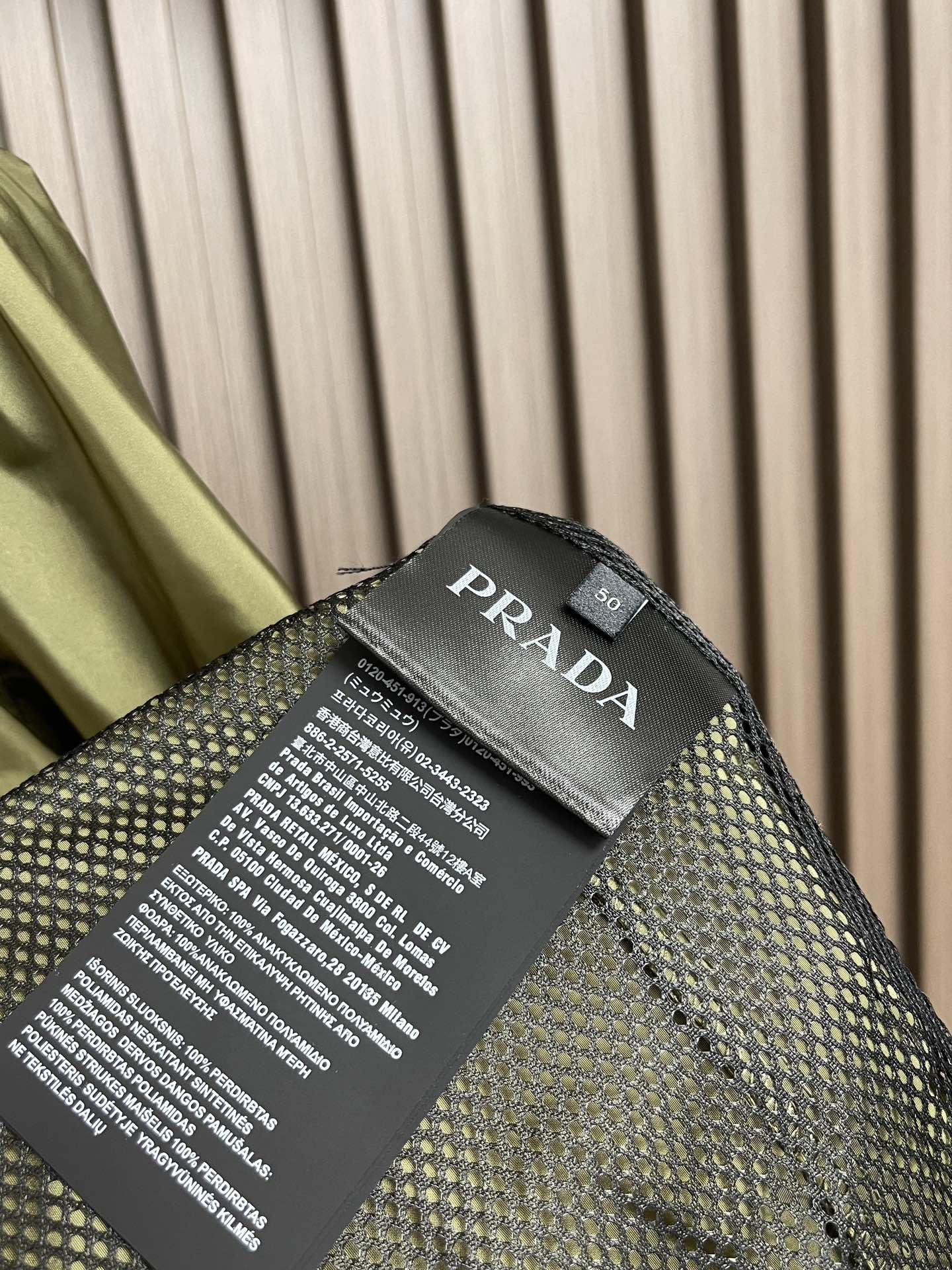 Prada2024ss春季夹克外套采用聚酯防晒防风面料内衬搭配网布手感柔软细腻上身柔软舒适衣襟收口设计经