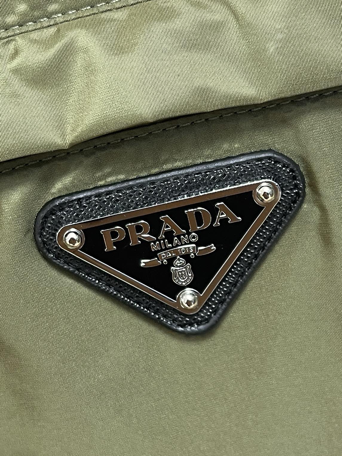 Prada2024ss春季夹克外套采用聚酯防晒防风面料内衬搭配网布手感柔软细腻上身柔软舒适衣襟收口设计经