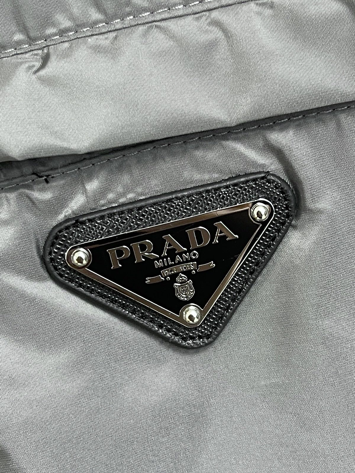 Prada2024ss春季夹克外套采用聚酯防晒防风面料内衬搭配网布手感柔软细腻上身柔软舒适衣襟收口设计经