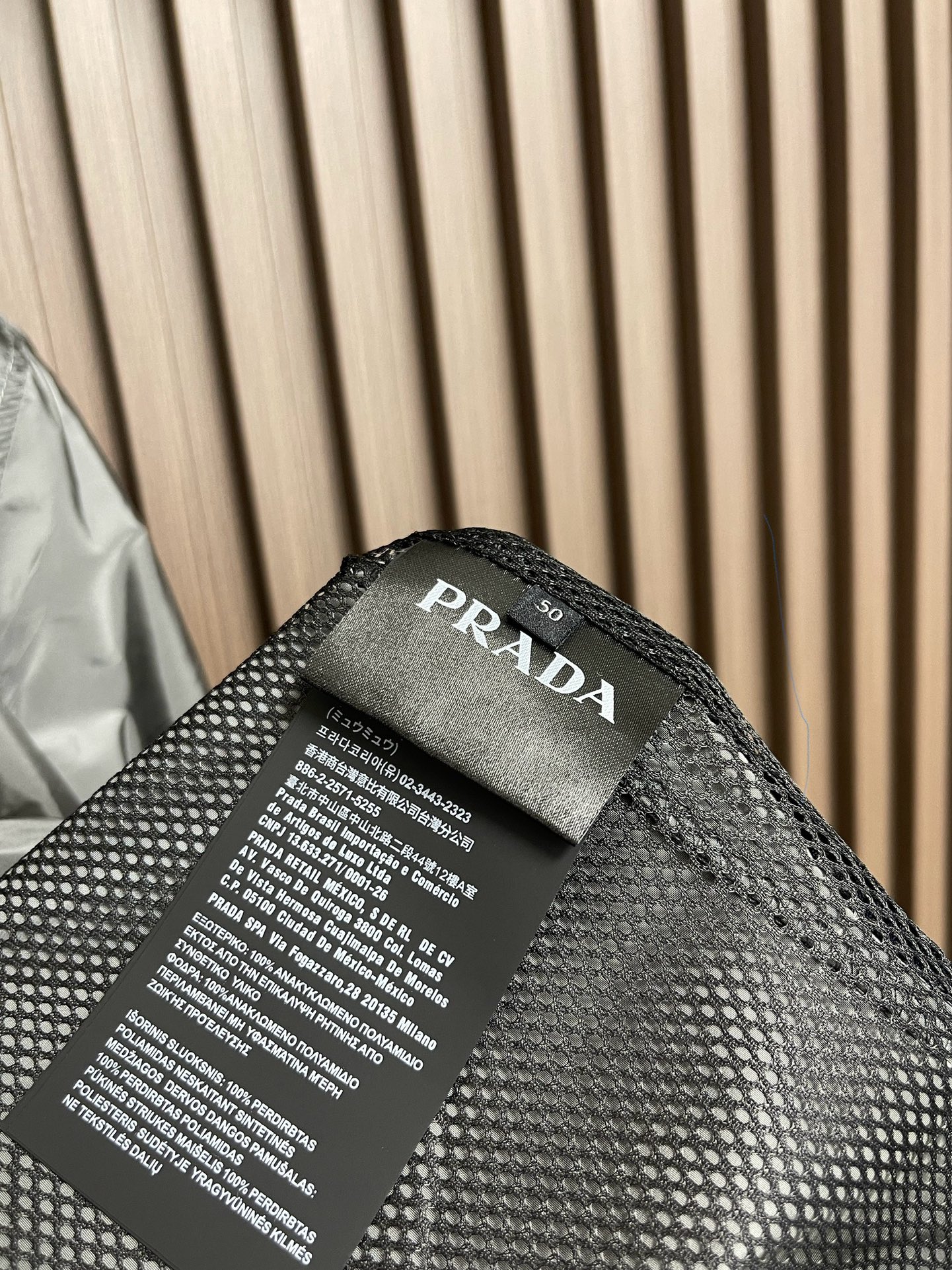 Prada2024ss春季夹克外套采用聚酯防晒防风面料内衬搭配网布手感柔软细腻上身柔软舒适衣襟收口设计经