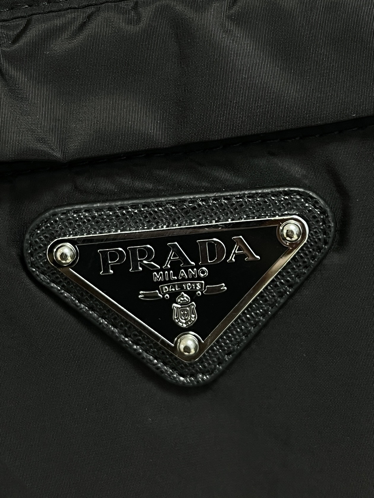 Prada2024ss春季夹克外套采用聚酯防晒防风面料内衬搭配网布手感柔软细腻上身柔软舒适衣襟收口设计经