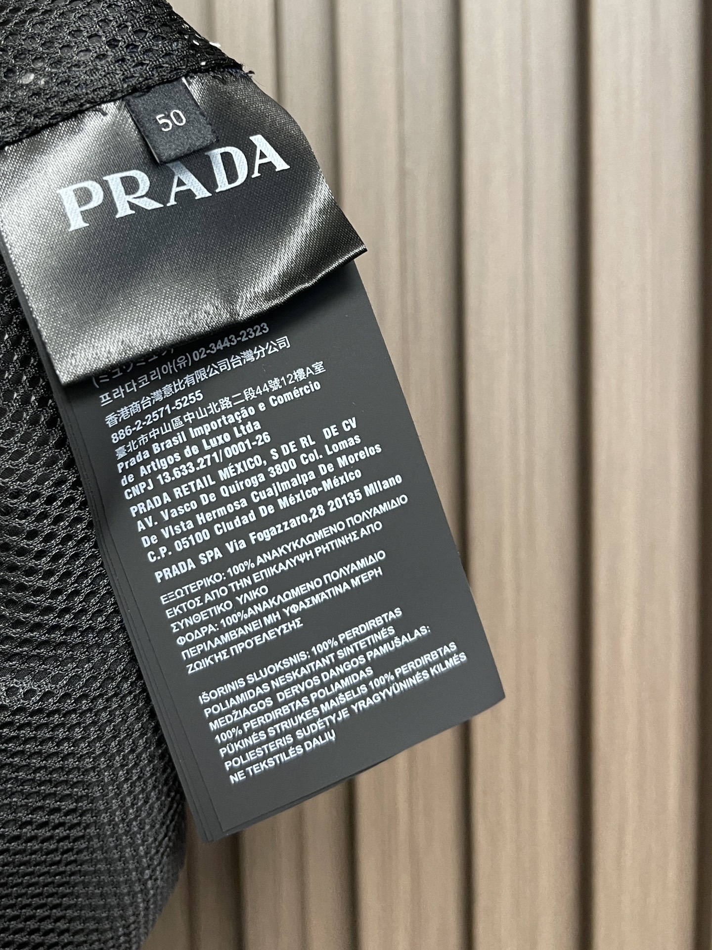 Prada2024ss春季夹克外套采用聚酯防晒防风面料内衬搭配网布手感柔软细腻上身柔软舒适衣襟收口设计经