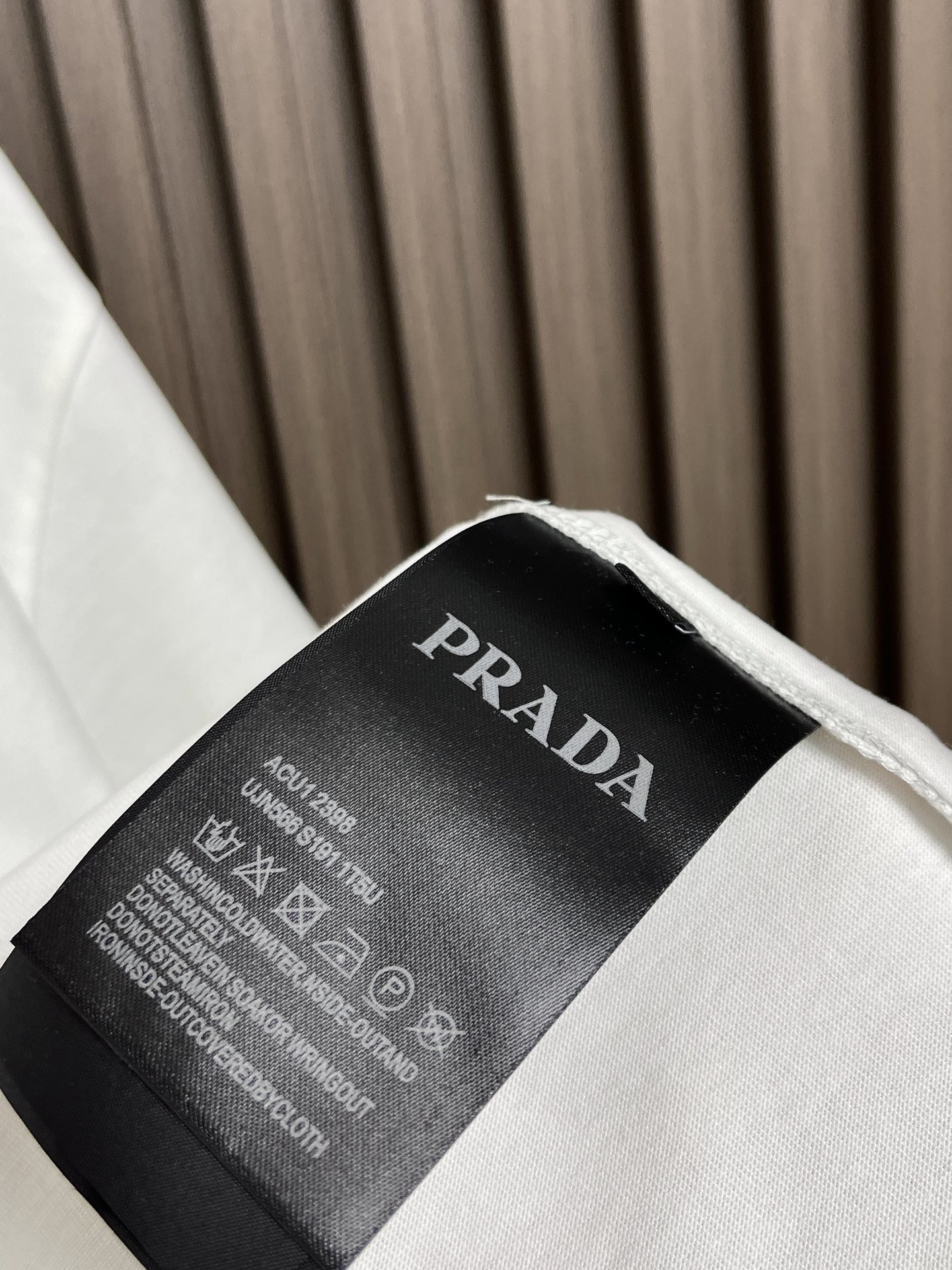 Prada2024ss夏季新款涂鸦设计经典t恤短袖极简版型t恤饰以极具品牌风品牌涂鸦设计面料取用270克