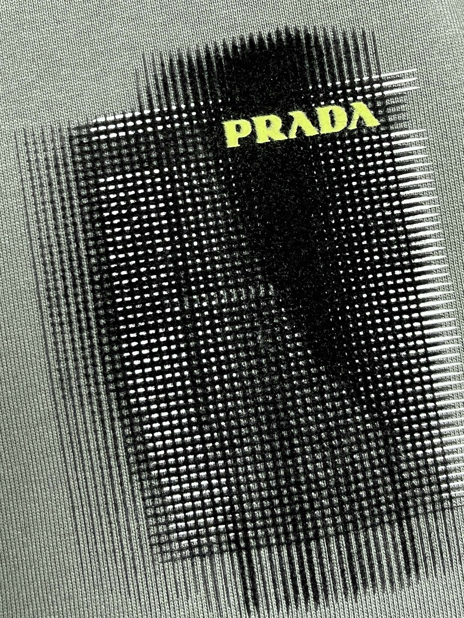 Prada2024ss早春字母棉质圆领套头短袖T恤男女同款印花压字母徽标休闲百搭短袖衫！限量级高奢单品男