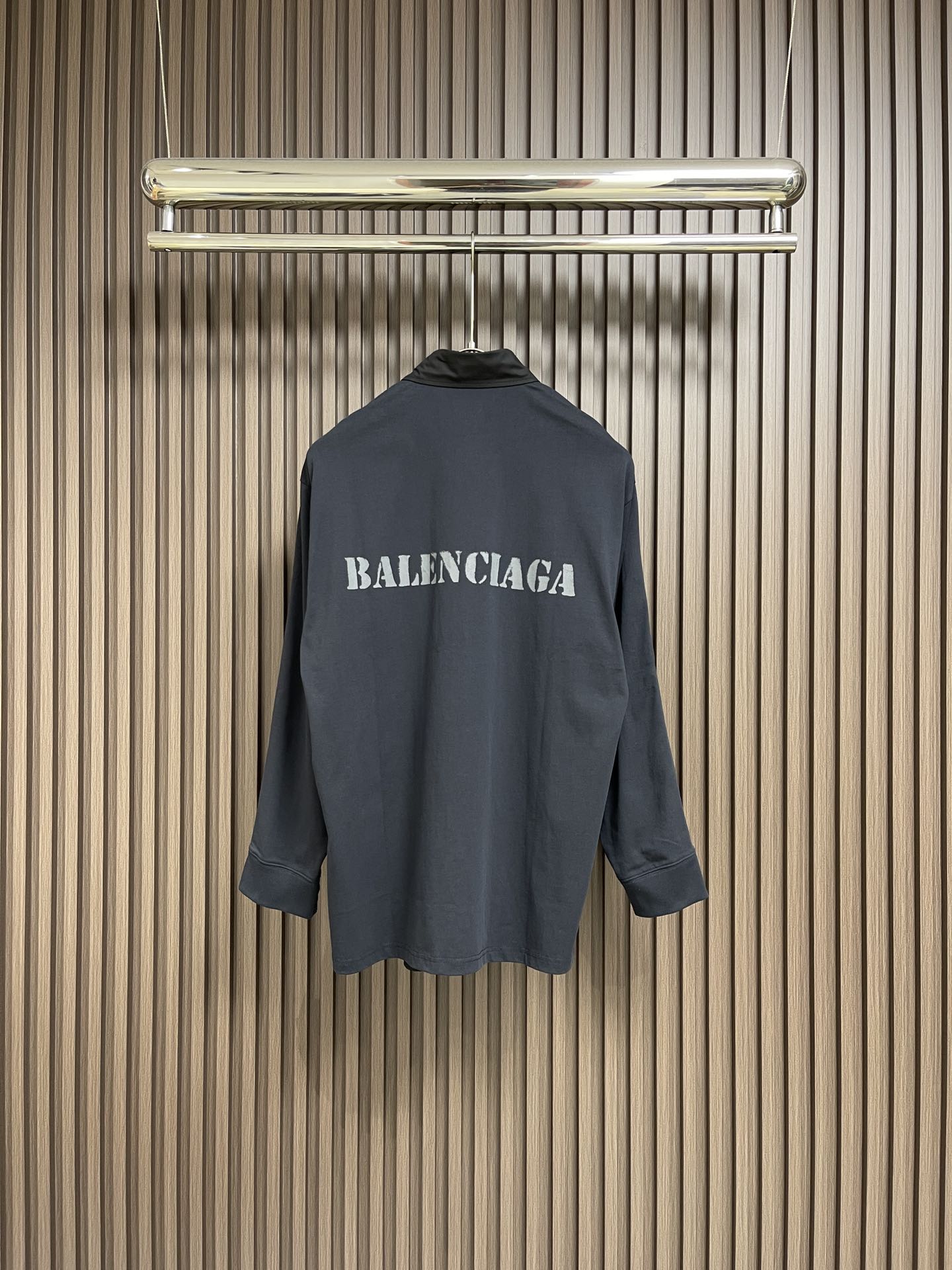 Balenciaga巴黎世家后幅印花长袖衬衫100平纹棉质面料面料制成面料经过工艺洗水质地与亲肤感无需多