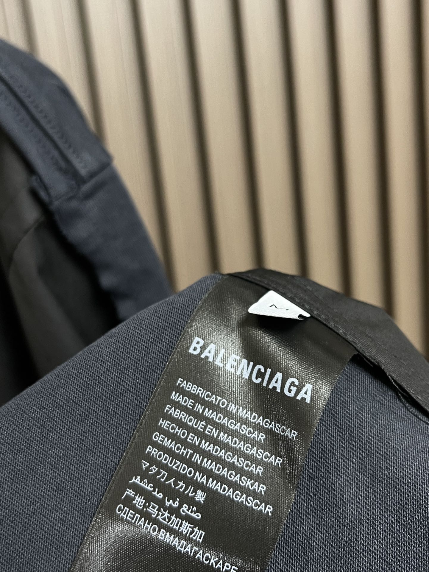 Balenciaga巴黎世家后幅印花长袖衬衫100平纹棉质面料面料制成面料经过工艺洗水质地与亲肤感无需多