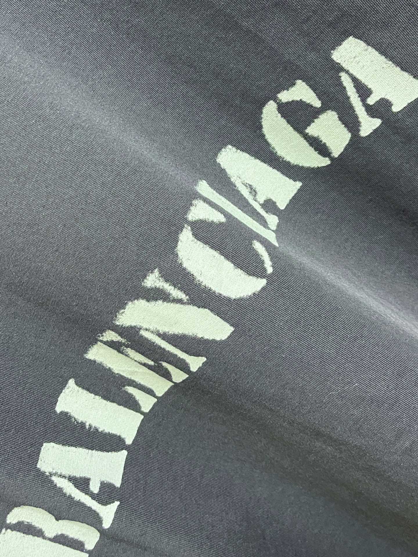 Balenciaga巴黎世家后幅印花长袖衬衫100平纹棉质面料面料制成面料经过工艺洗水质地与亲肤感无需多