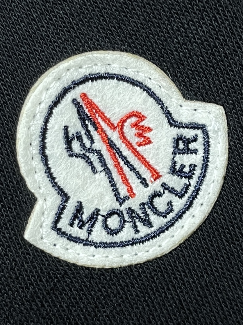 moncler2024秋冬简约轻奢的设计拼接圆领卫衣外套标志刺绣点缀下摆可调节尼龙拼接的设计插兜款式方便