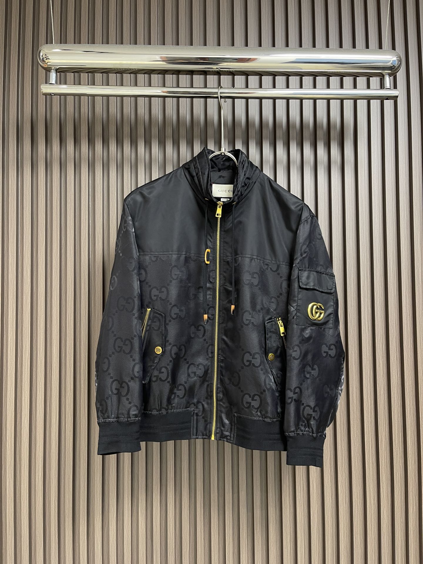 NO:115940,The new 2025 spring jacket, the new product on the show is perfect, comfortable and warm when worn on both sides, the three-standard full color and attractive, and the very outstanding design easily advances the sense of fashion. The workmanship is extremely exquisite and rigorous, and the wiring is neat and meticulous!  A masterpiece of a big-name designer!  The upper body doesn't look bloated and super handsome!  Spot code M ~ XXXL,,Moncler,jackets & coats,jackets & coats,alexander wang19860909蒙口 2025春季新款夹克外套,秀场新品品相非常完美,双面穿舒适保暖,三标齐全色泽饱满诱人,非常出彩的设计,轻松将时髦感进阶,做工极为考究严谨,走线工整细致！大牌设计师巨作！上身不显臃肿、超级帅气！现货码数M ～ XXXL,,Moncler,jackets & coats,jackets & coats,alexander wang,Men's clothing