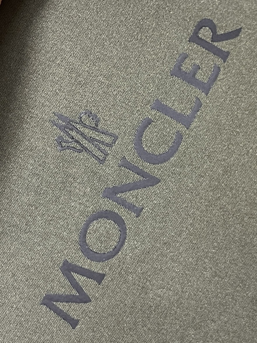 moncler2024SS防雪崩搜救系列户外功能性羽绒服亦户外亦日常功能性与时髦度兼顾胸前两个口袋的工装