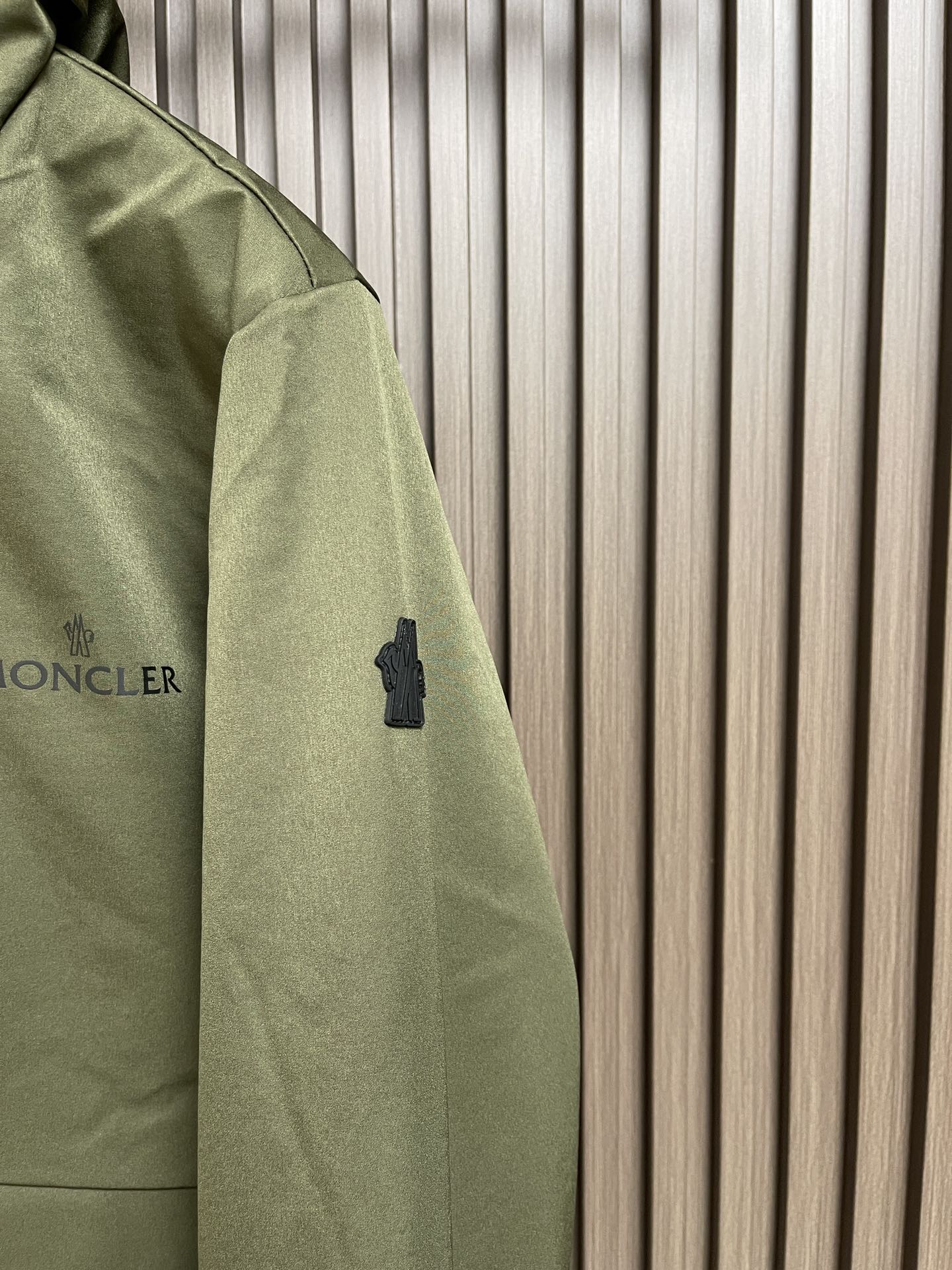 moncler2024SS防雪崩搜救系列户外功能性羽绒服亦户外亦日常功能性与时髦度兼顾胸前两个口袋的工装