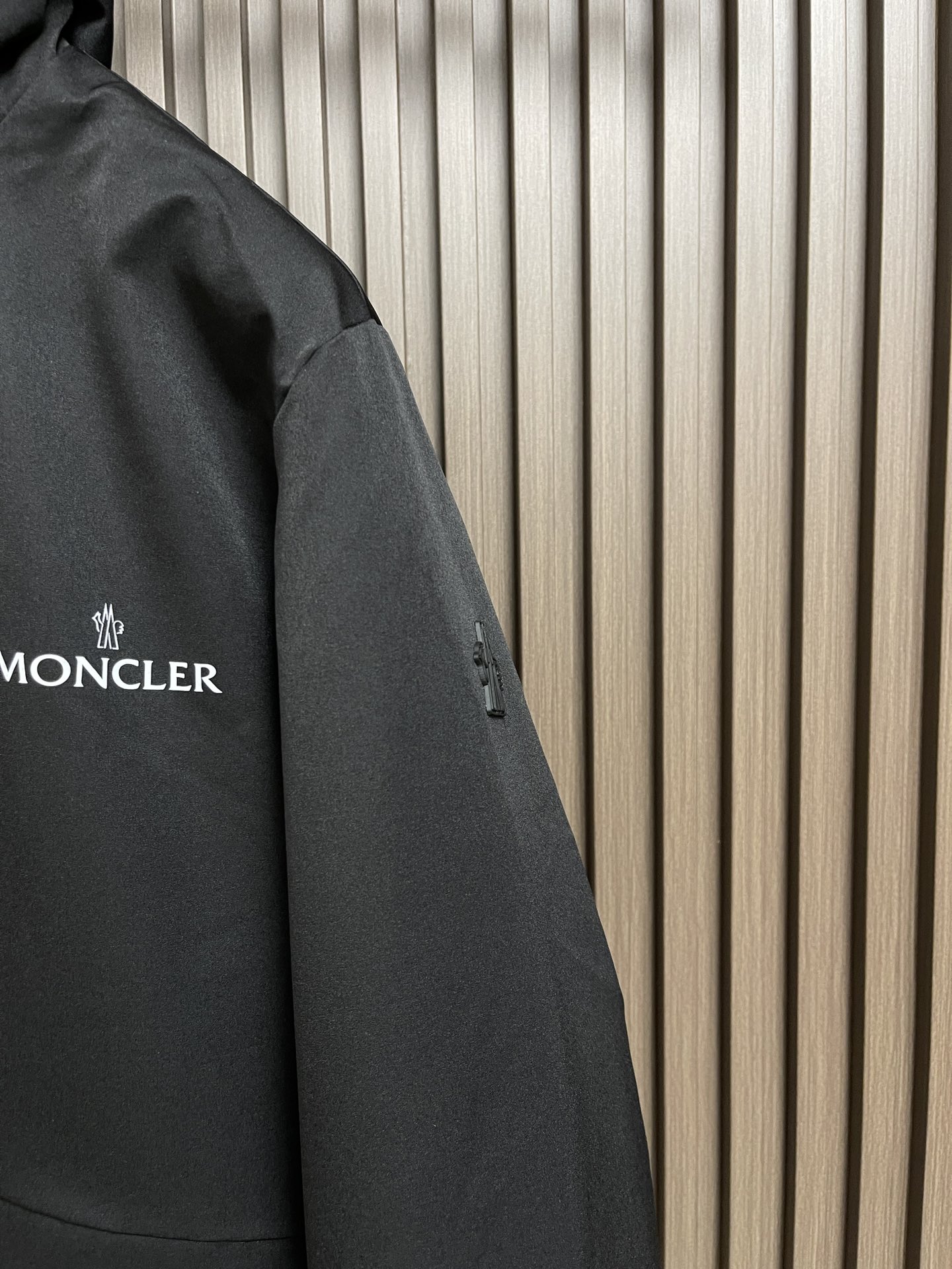 moncler2024SS防雪崩搜救系列户外功能性羽绒服亦户外亦日常功能性与时髦度兼顾胸前两个口袋的工装