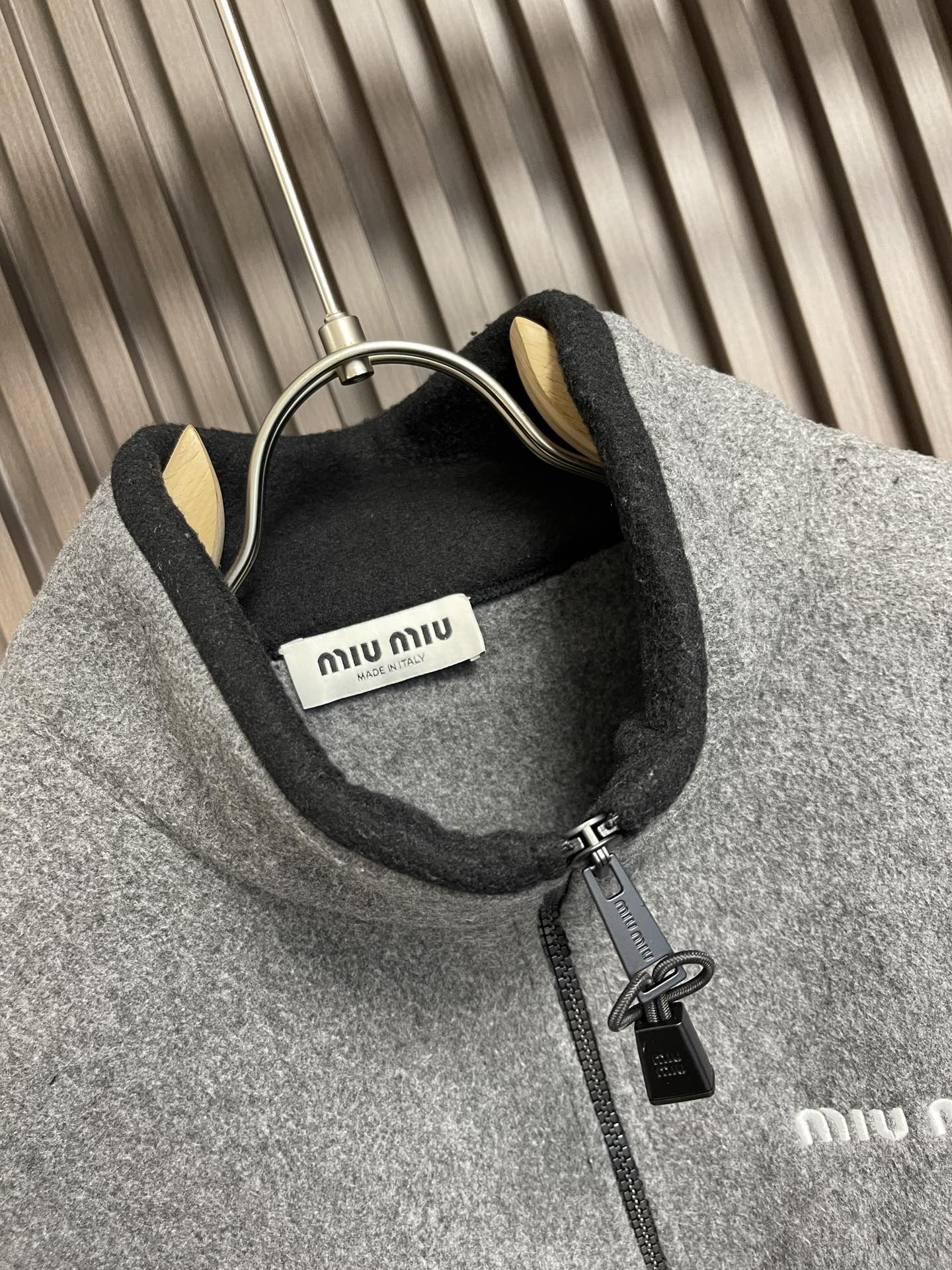 miumiu2024fw早秋新款羊绒外套是miumiu品牌推出的一款高品质外套这款外套采用羊绒材质具有极