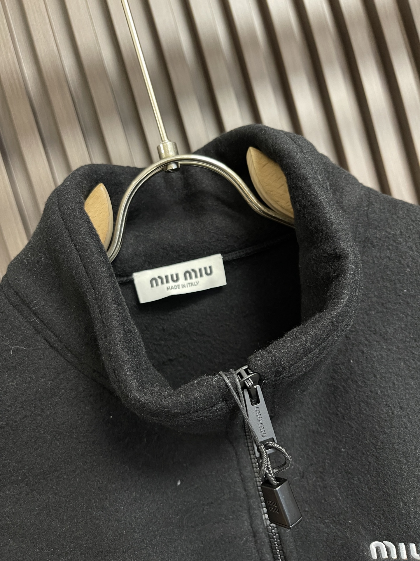 miumiu2024fw早秋新款羊绒外套是miumiu品牌推出的一款高品质外套这款外套采用羊绒材质具有极