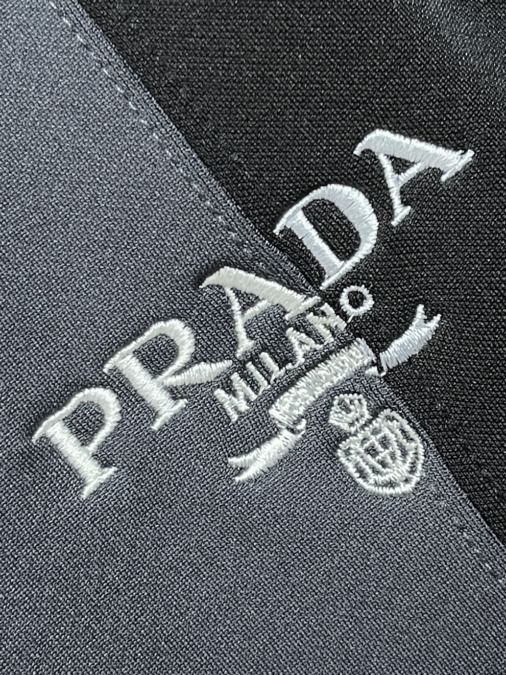 PRADA2024SS新款经典撞色logo休闲卫裤完美裤型休闲百搭款定制原版面料手感细腻顺滑柔软舒适感爆