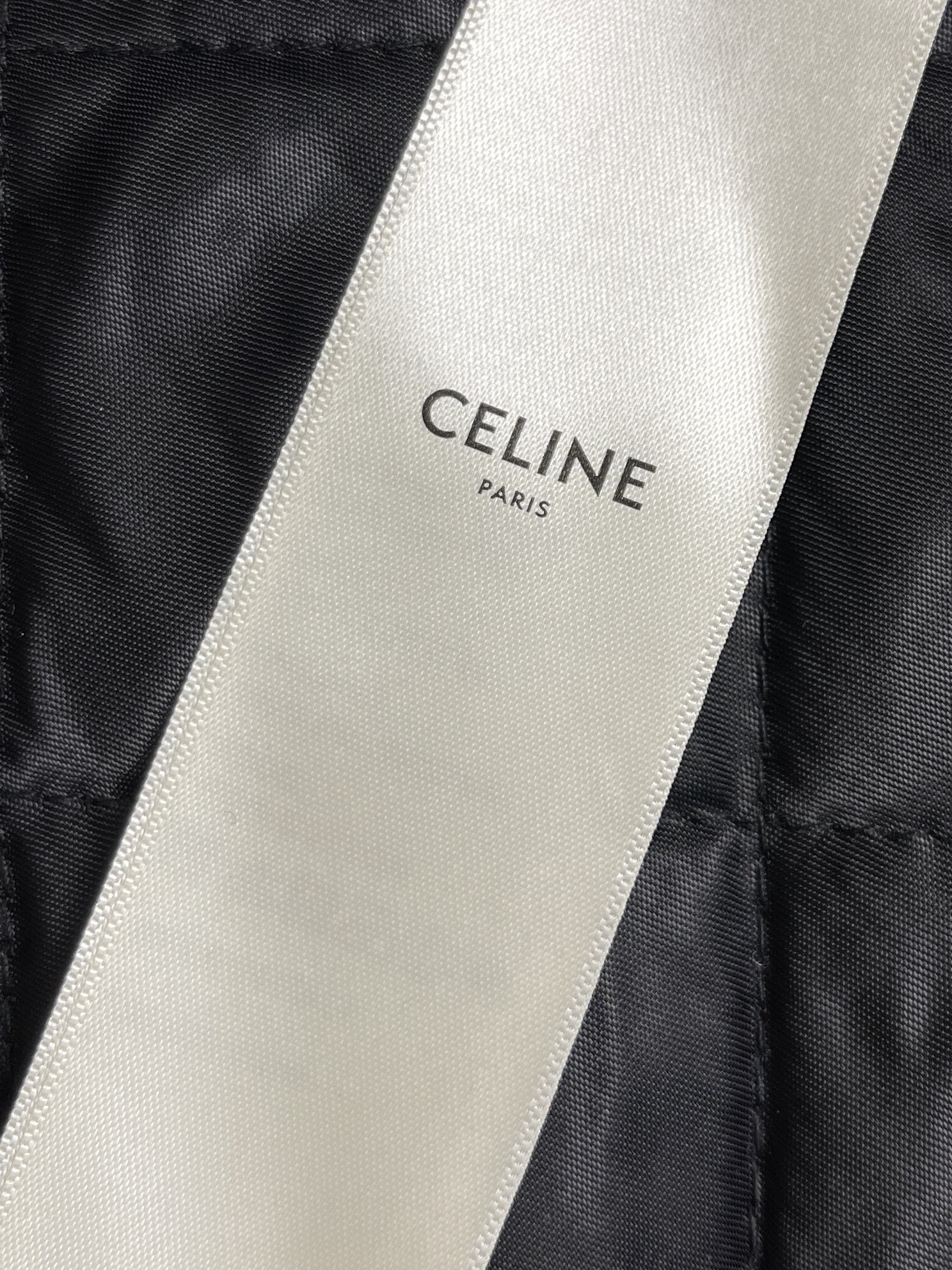 Celine格纹羊绒外套采用高质量的羊绒面料羊绒以其柔软保暖和轻盈著称为穿着者提供卓越的舒适度和保暖性能