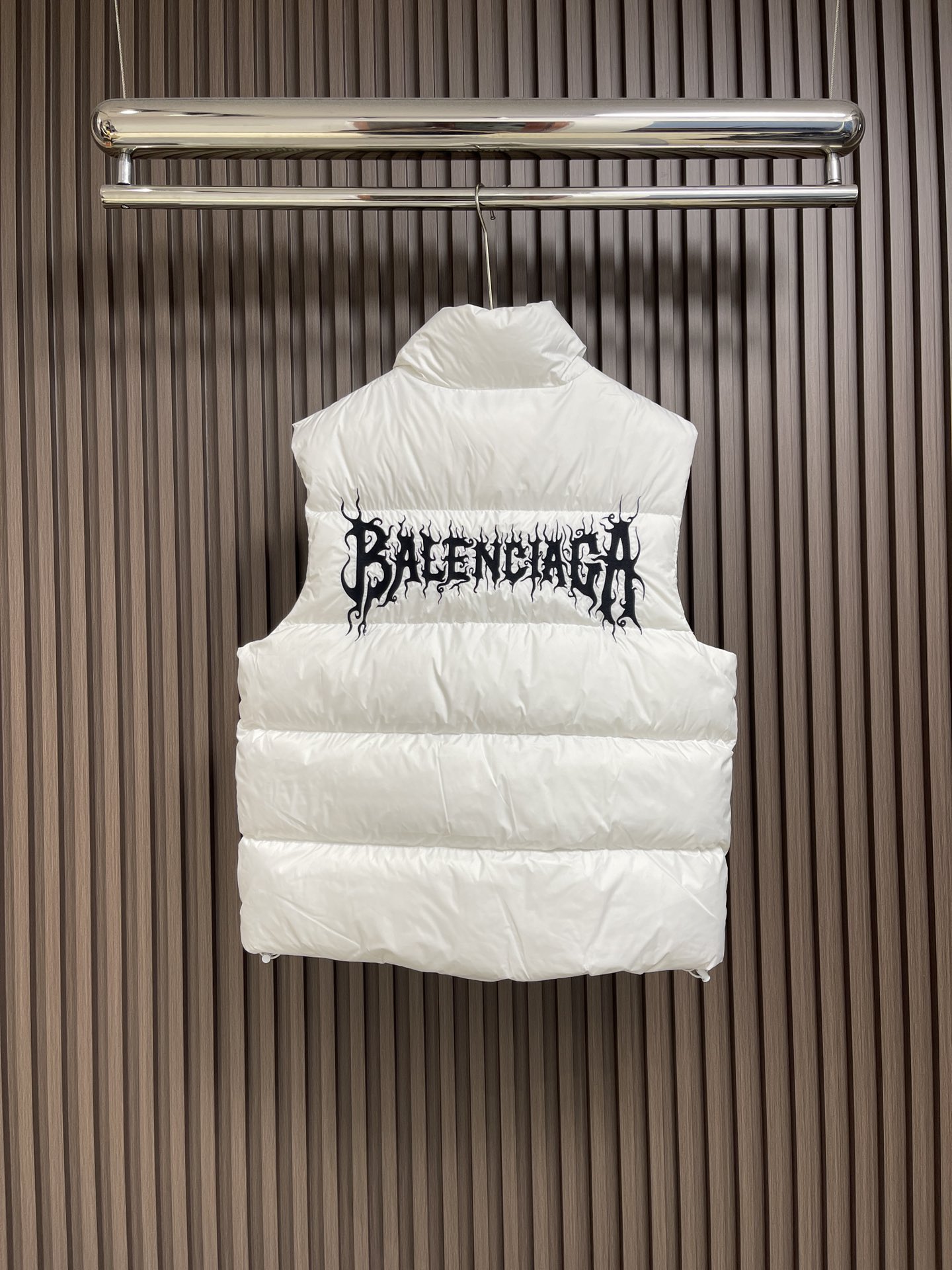 Balenciaga2024FW火焰轮廓羽绒马甲尼龙面料具有良好的防风防水性能能有效阻挡外界风雨侵入保持