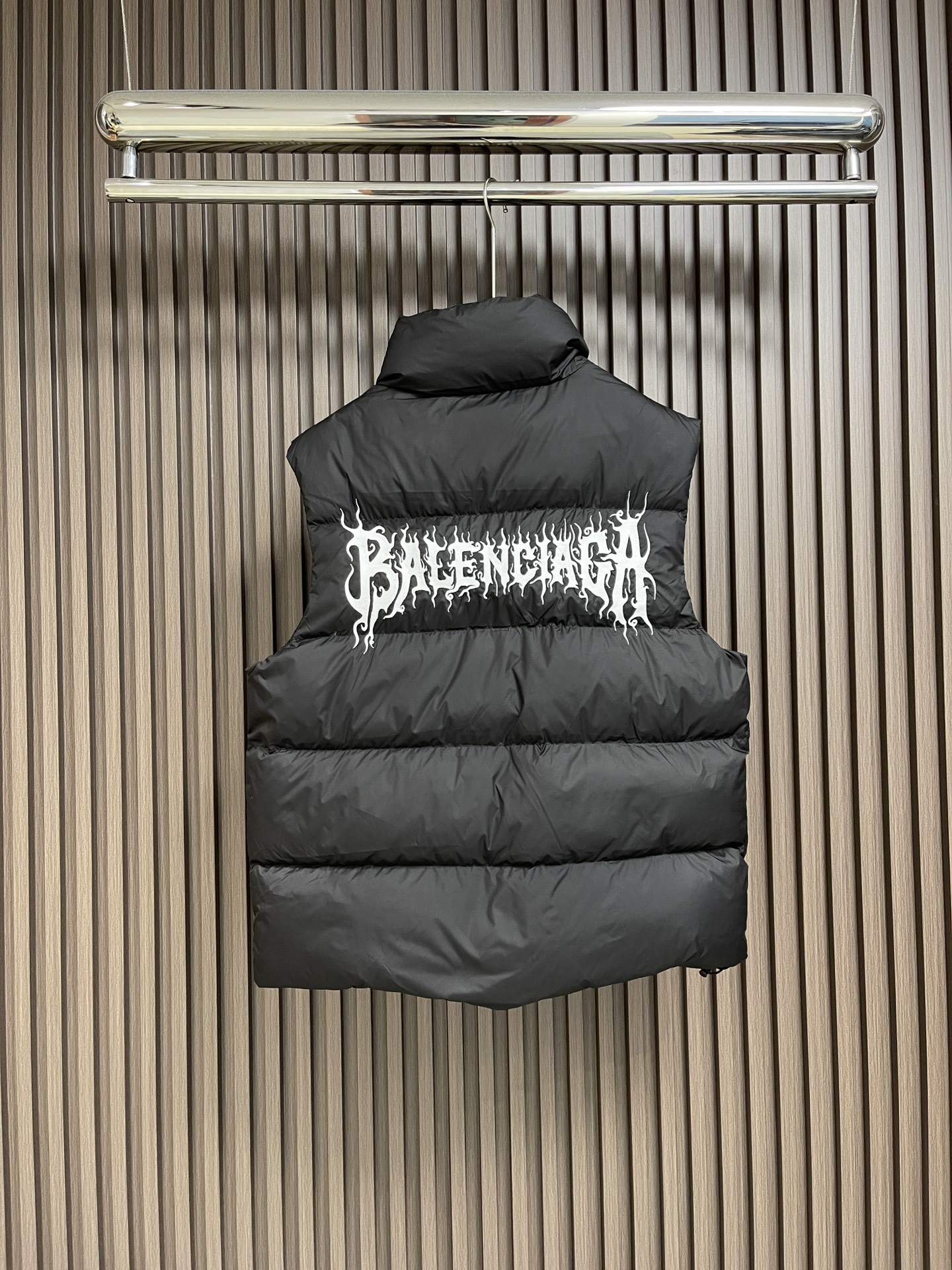 Balenciaga2024FW火焰轮廓羽绒马甲尼龙面料具有良好的防风防水性能能有效阻挡外界风雨侵入保持