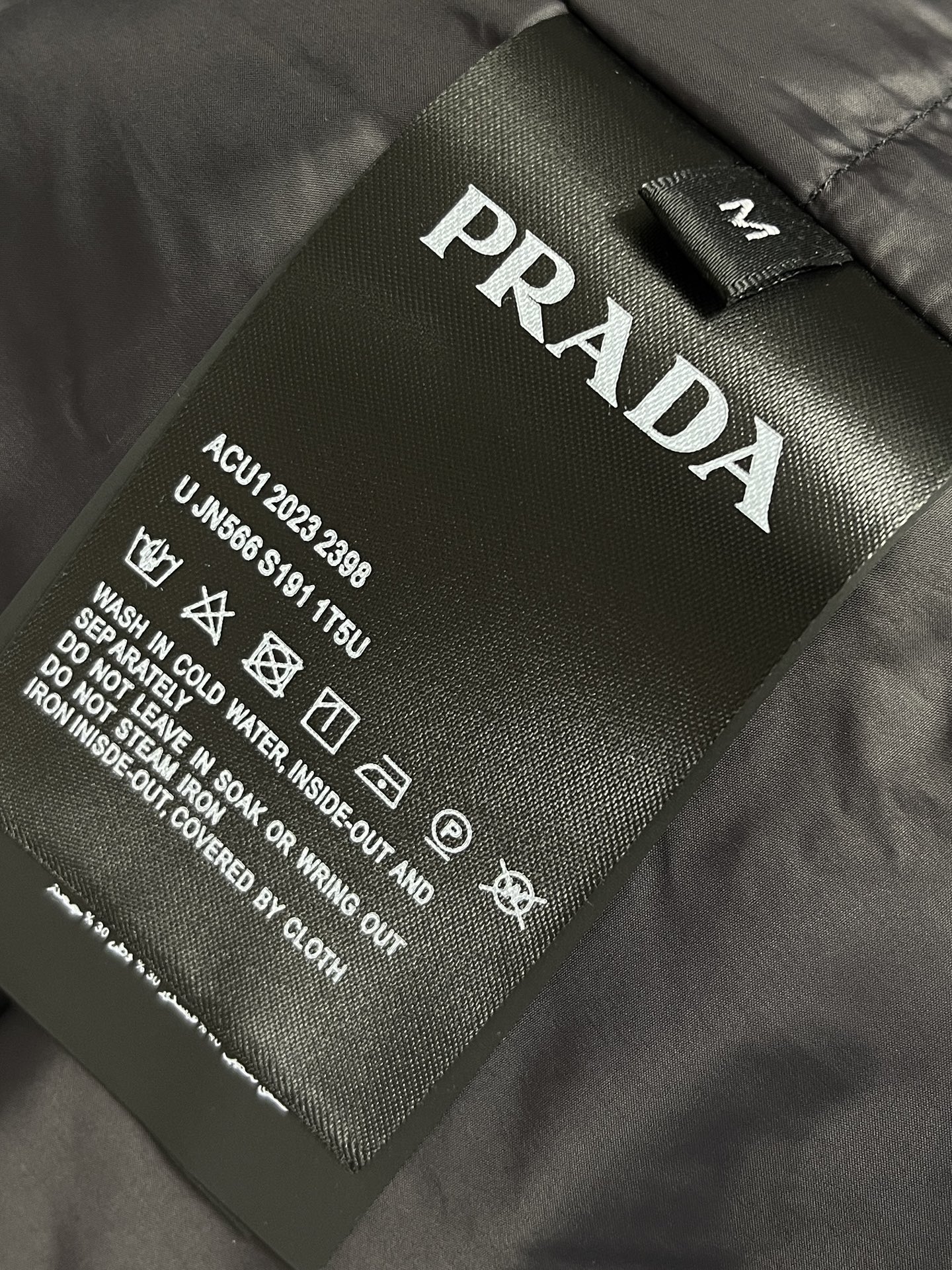 Prada2024fwlineProssP系列羽绒服全防水压胶工艺！这款防水透气性能皆佳的羽绒服采用ko