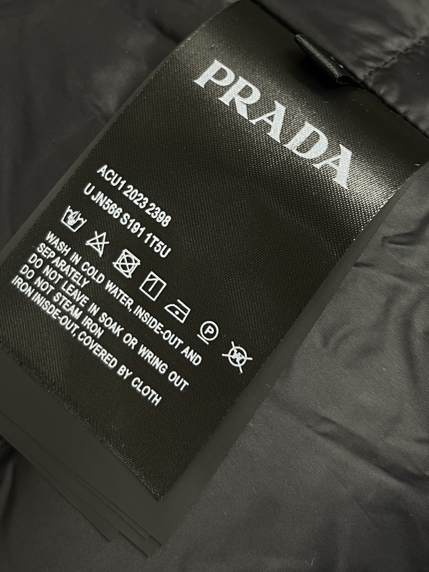 Prada2024fwlineProssP系列羽绒服全防水压胶工艺！这款防水透气性能皆佳的羽绒服采用ko