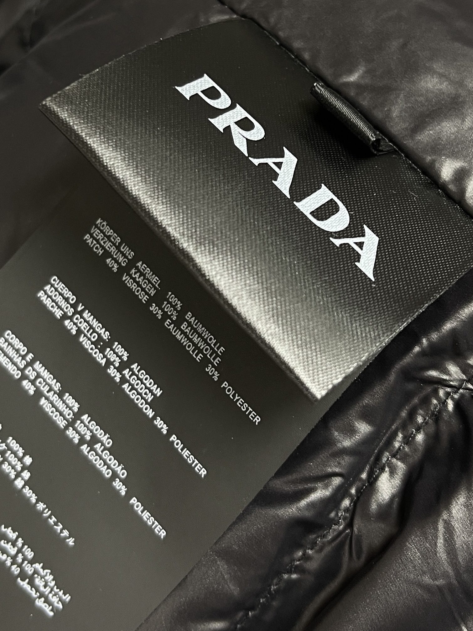 Prada2024SS秋冬羽绒外套基础百搭的实穿款式从容演绎休闲都市风格！客供100聚酯纤维尼龙面料制作