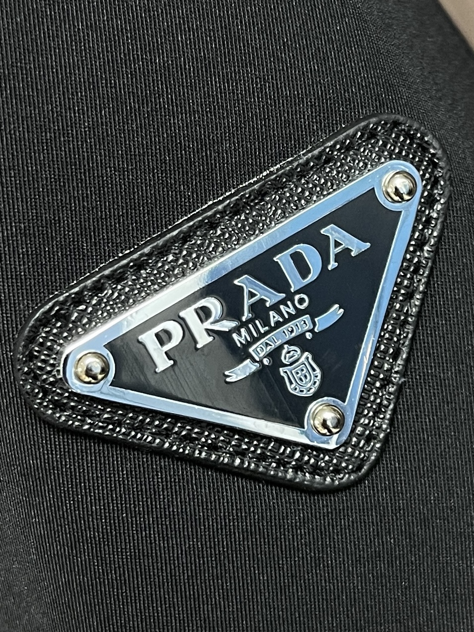 Prada2024SS秋冬羽绒外套基础百搭的实穿款式从容演绎休闲都市风格！客供100聚酯纤维尼龙面料制作