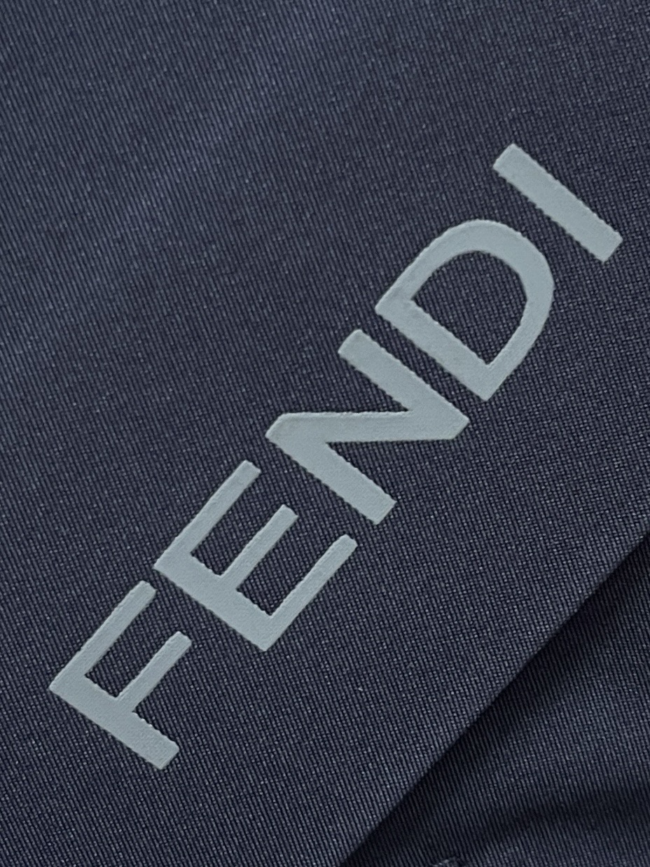 FENDI2024SS男士羽绒服外套外层采用防水防风透气的日本进口东丽面料防水压胶拉链设计保证碰到恶劣天