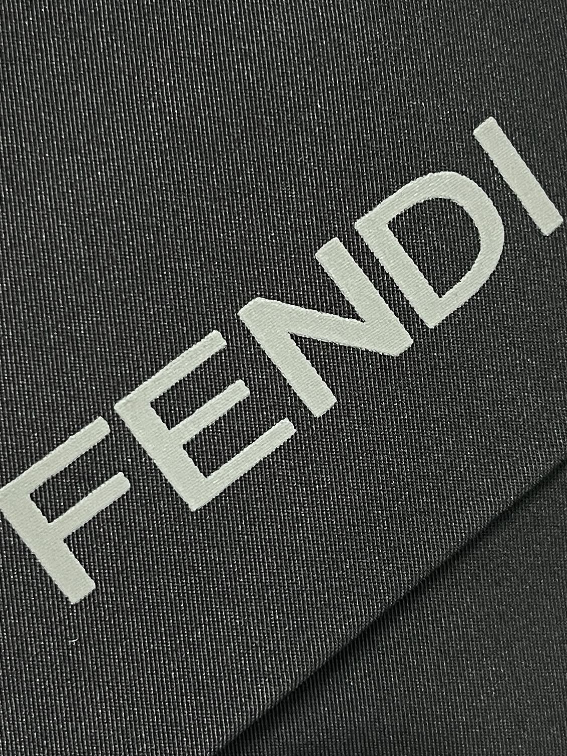 FENDI2024SS男士羽绒服外套外层采用防水防风透气的日本进口东丽面料防水压胶拉链设计保证碰到恶劣天