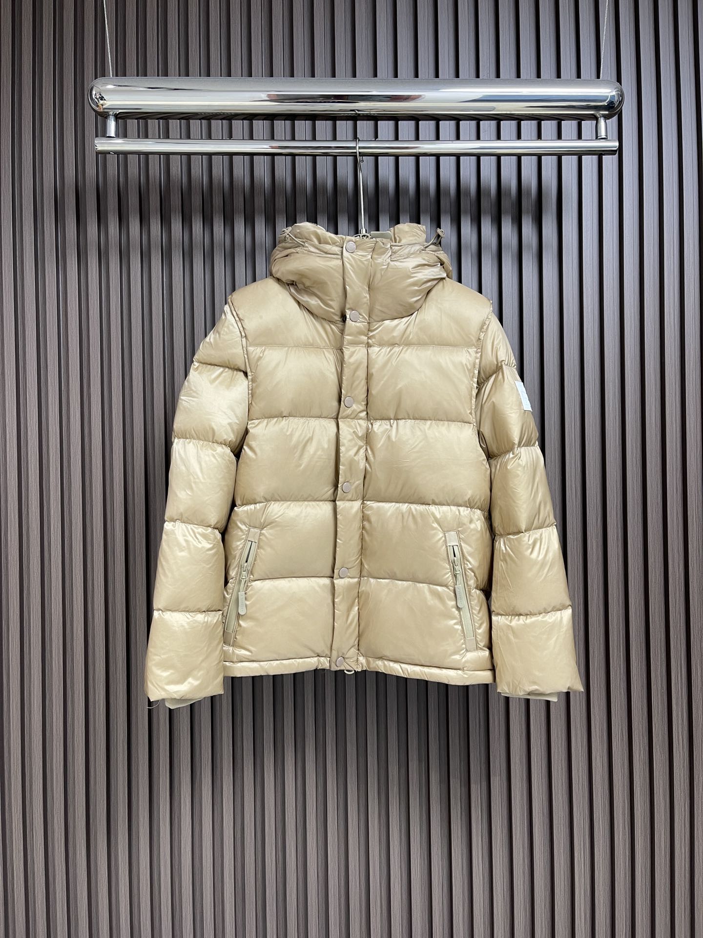 Burberry连帽面包羽绒服可拆袖子设计经典连帽羽绒服可以两种穿法袖子拆卸当穿很赞的设计也很实穿两个风