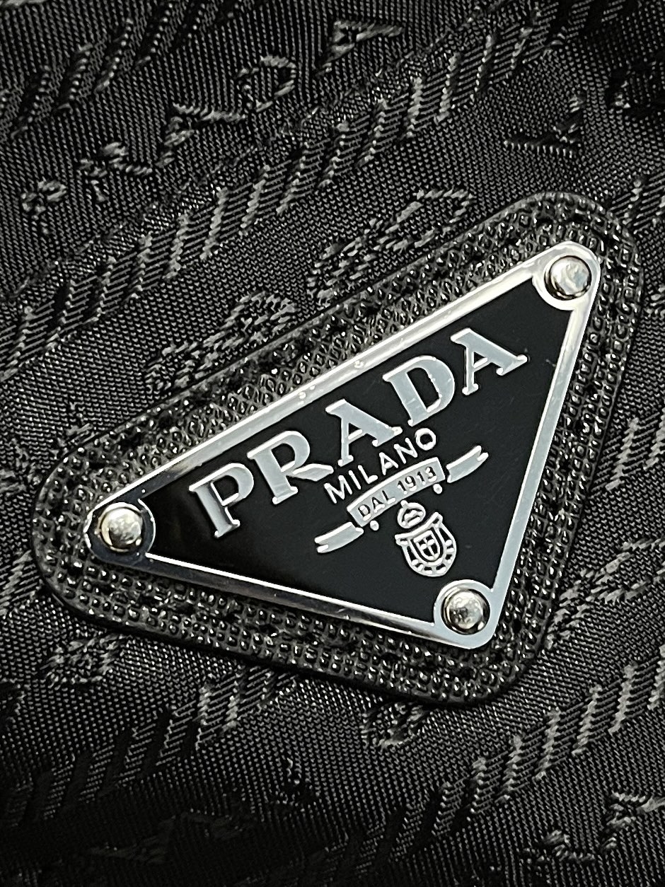 Prada2024fw秋冬新款连帽羽绒服客供原版订制五金配件全进口原版定制采用顶级95白鸭绒超柔软充羽量