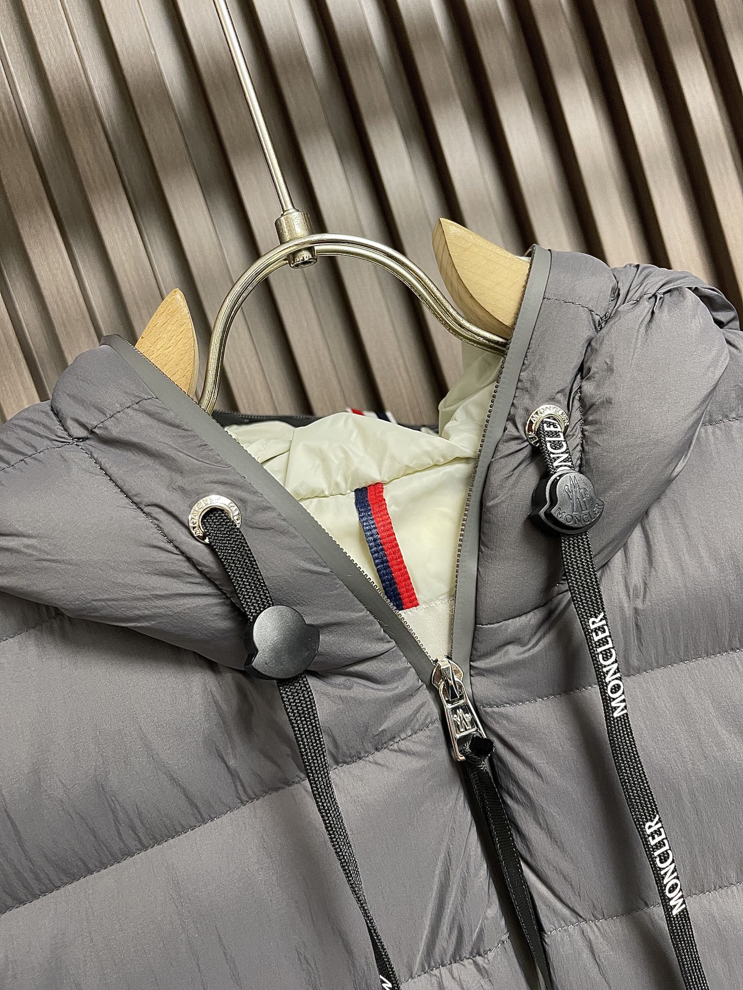 Moncler2024SS冬季新品休闲连帽羽绒服上身舒适！吸睛而有亮点采用进口原版面料顶级字母图案log