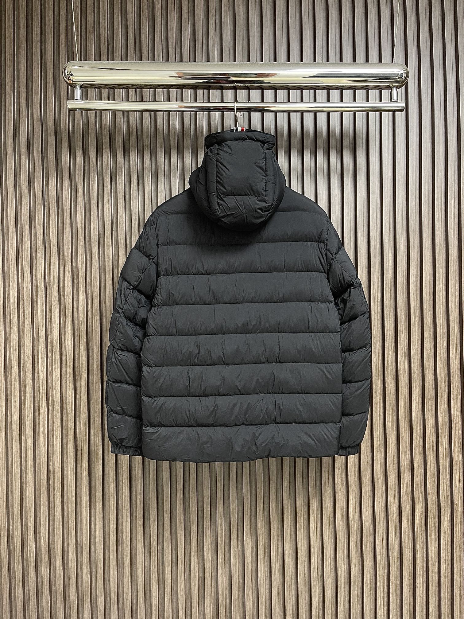 Moncler2024SS冬季新品休闲连帽羽绒服上身舒适！吸睛而有亮点采用进口原版面料顶级字母图案log