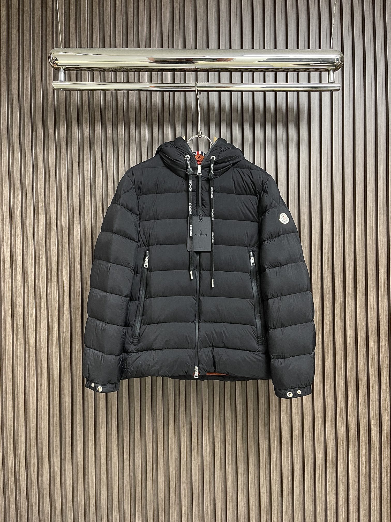 Moncler2024SS冬季新品休闲连帽羽绒服上身舒适！吸睛而有亮点采用进口原版面料顶级字母图案log