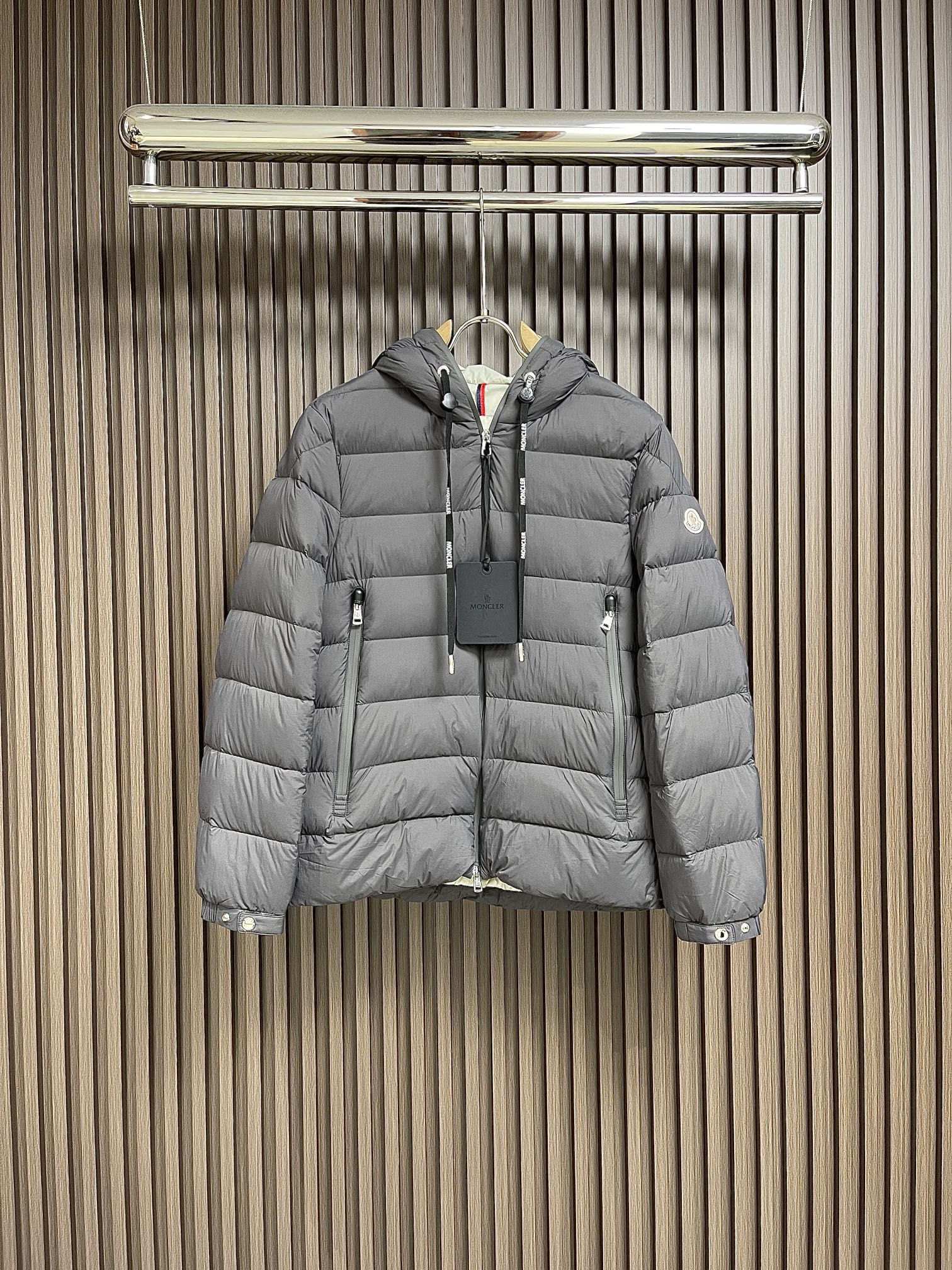 Moncler2024SS冬季新品休闲连帽羽绒服上身舒适！吸睛而有亮点采用进口原版面料顶级字母图案log