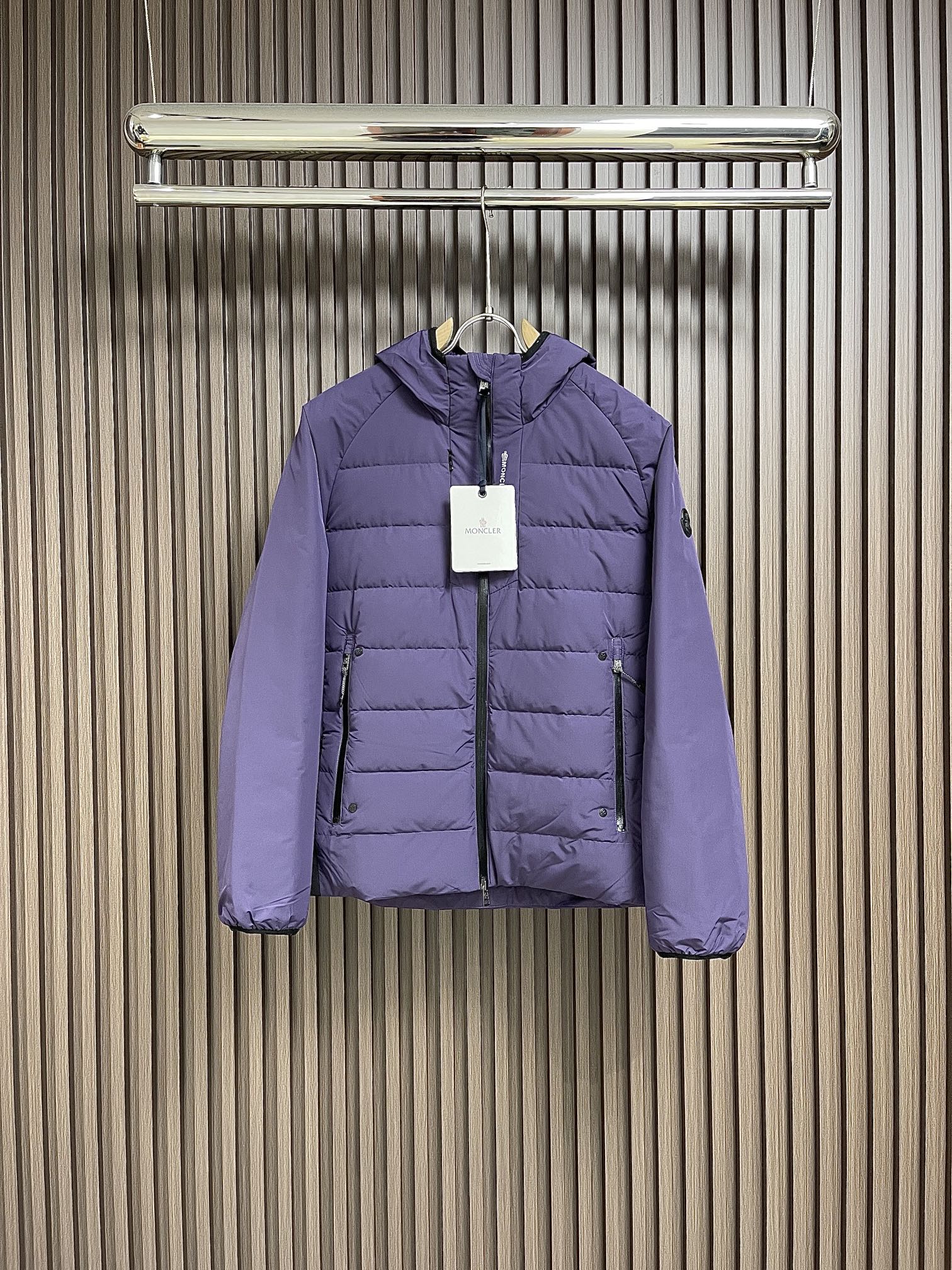 moncler2024ss秋冬新款羽绒服采用顶级90白鸭绒今年主流颜色上身百搭好看帽檐搭配今年新工艺设计