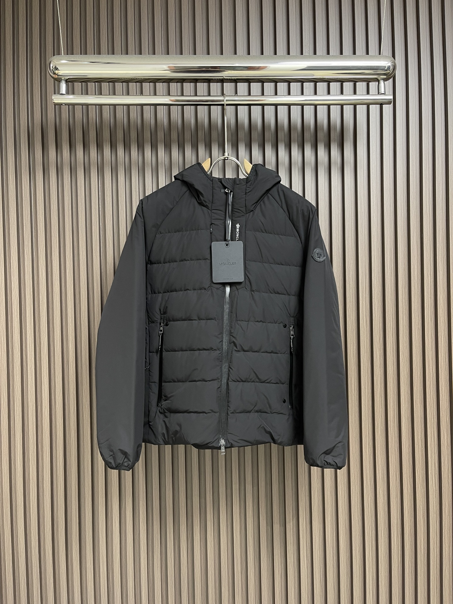 moncler2024ss秋冬新款羽绒服采用顶级90白鸭绒今年主流颜色上身百搭好看帽檐搭配今年新工艺设计