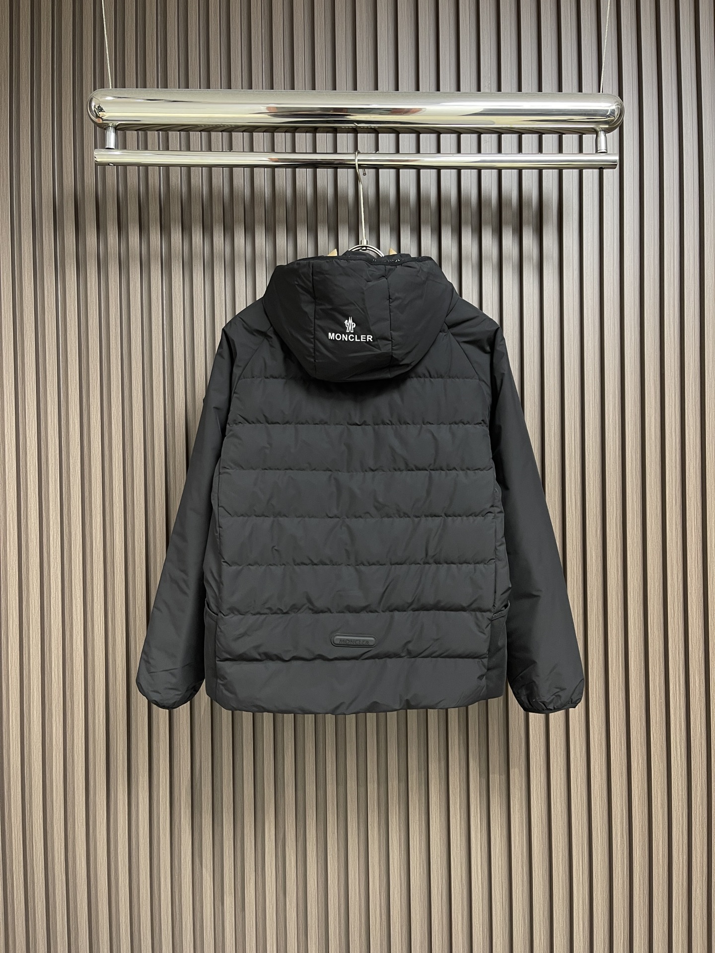 moncler2024ss秋冬新款羽绒服采用顶级90白鸭绒今年主流颜色上身百搭好看帽檐搭配今年新工艺设计