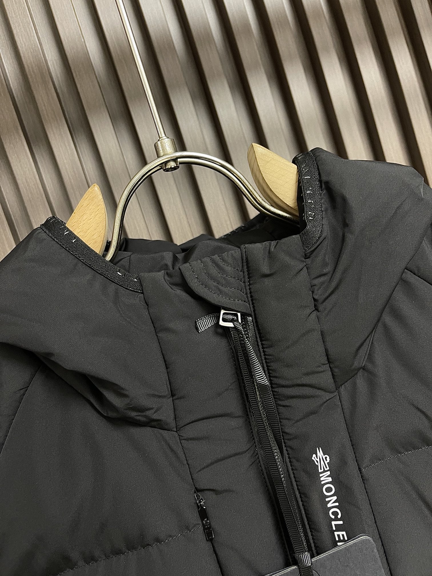 moncler2024ss秋冬新款羽绒服采用顶级90白鸭绒今年主流颜色上身百搭好看帽檐搭配今年新工艺设计