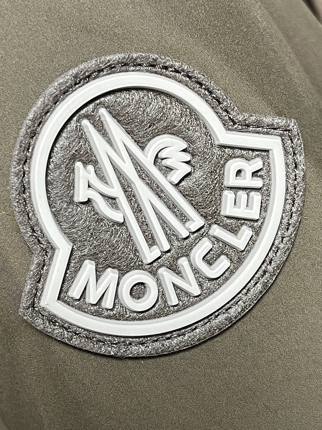 Moncler2024ss秋冬新款男士羽绒服羽绒外套定制面料透气舒适度高细节无可挑剔品牌元素设计理念体现