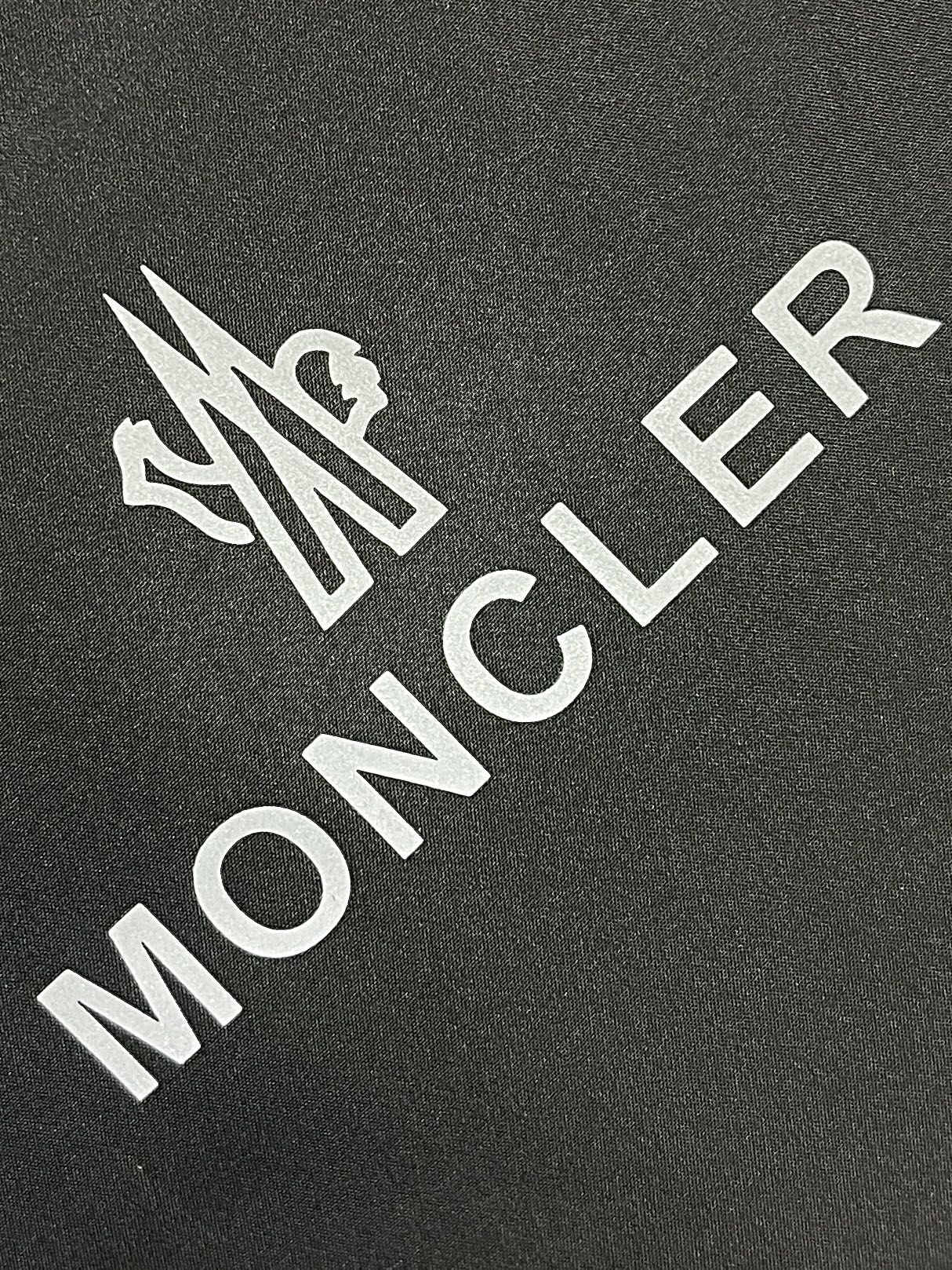 Moncler2024ss秋冬新款男士羽绒服羽绒外套定制面料透气舒适度高细节无可挑剔品牌元素设计理念体现