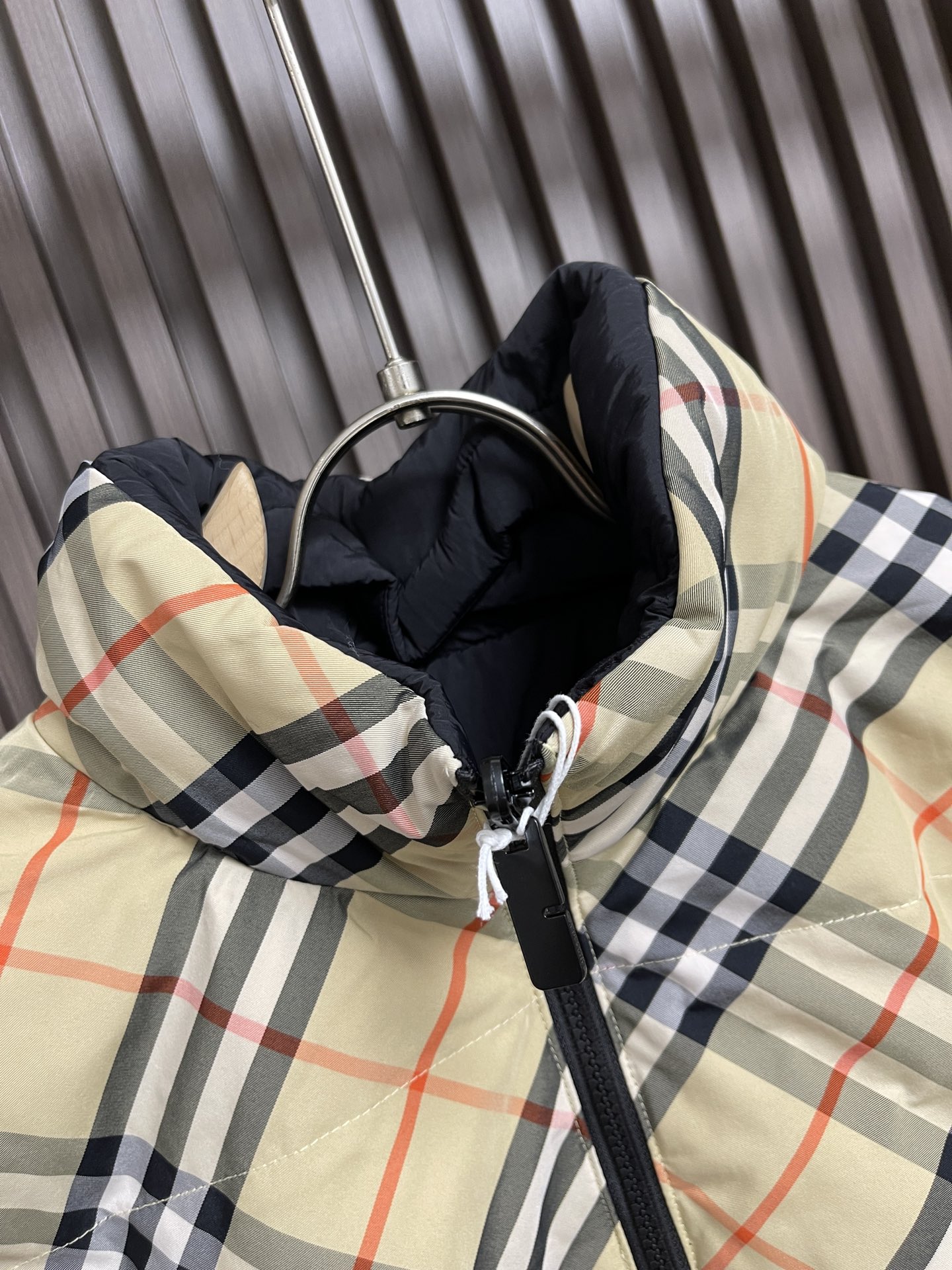 Burberry2024秋冬新款经典格纹战马士徽标双面穿羽绒服外套本款尼龙羽绒服充盈填充白鸭绒成分双面两